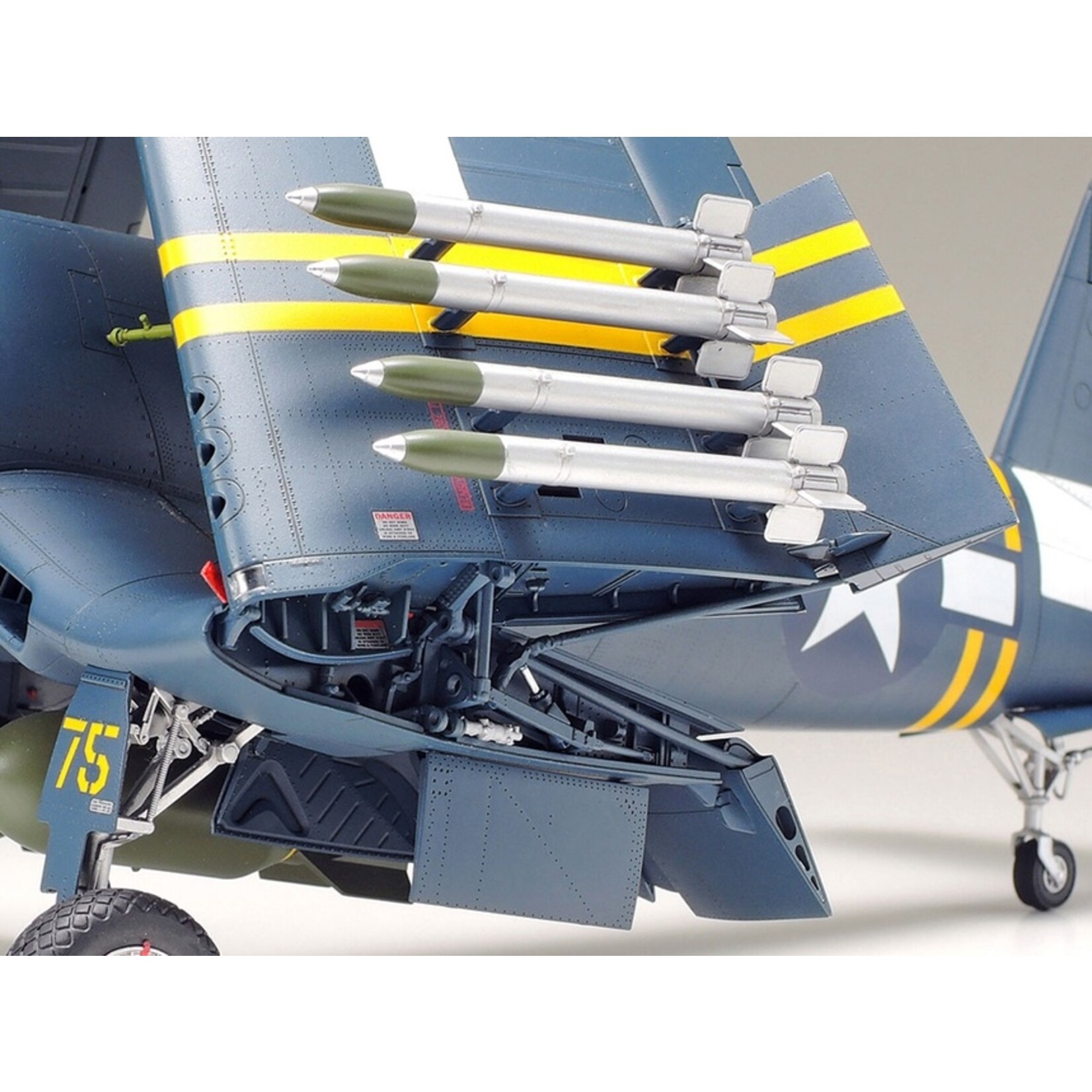 Tamiya 60327 - 1/32 Vought F4U-1D Corsair