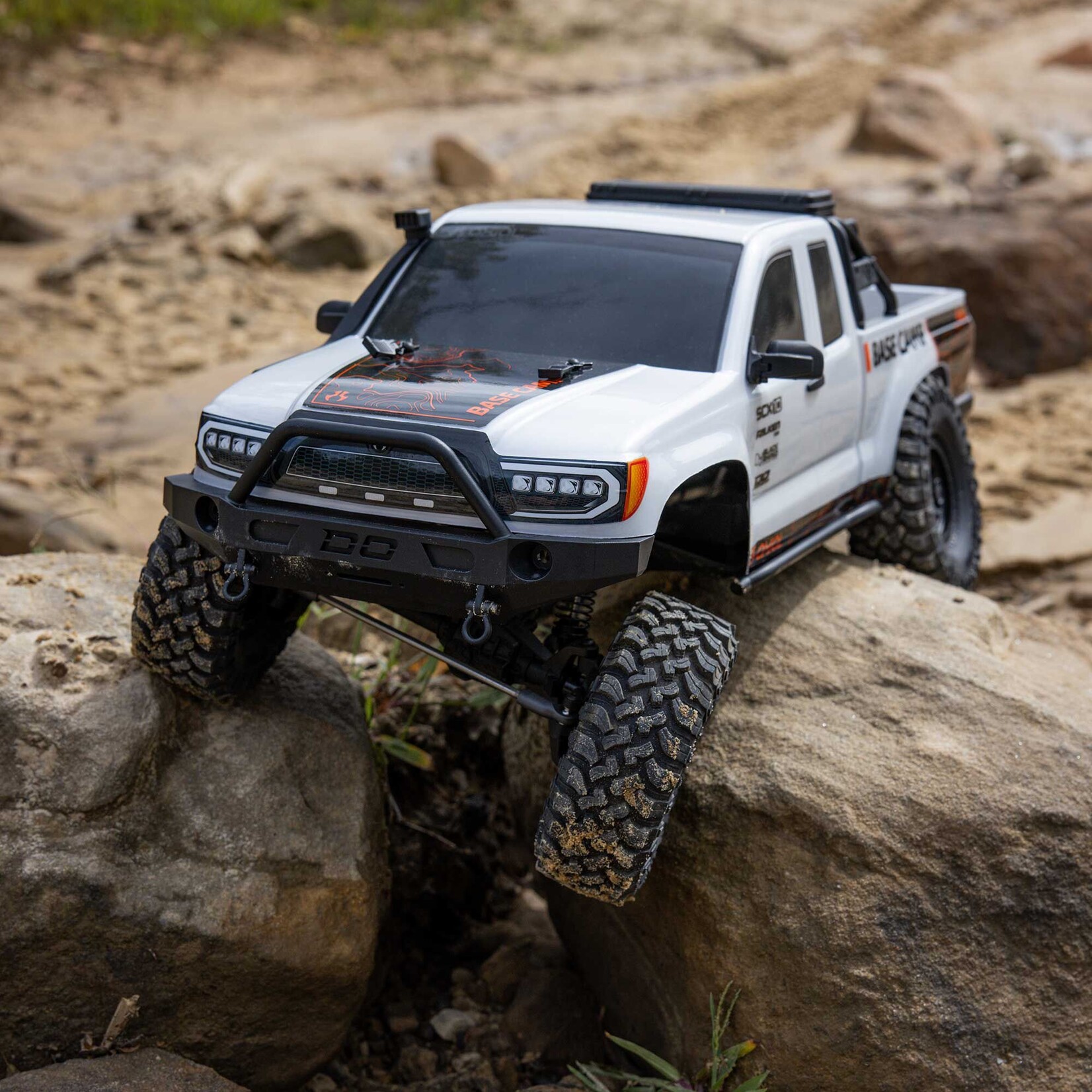 Axial AXI-1375T1 1:10 SCX10 III Base Camp 4X4 Rock Crawler Brushed RTR White