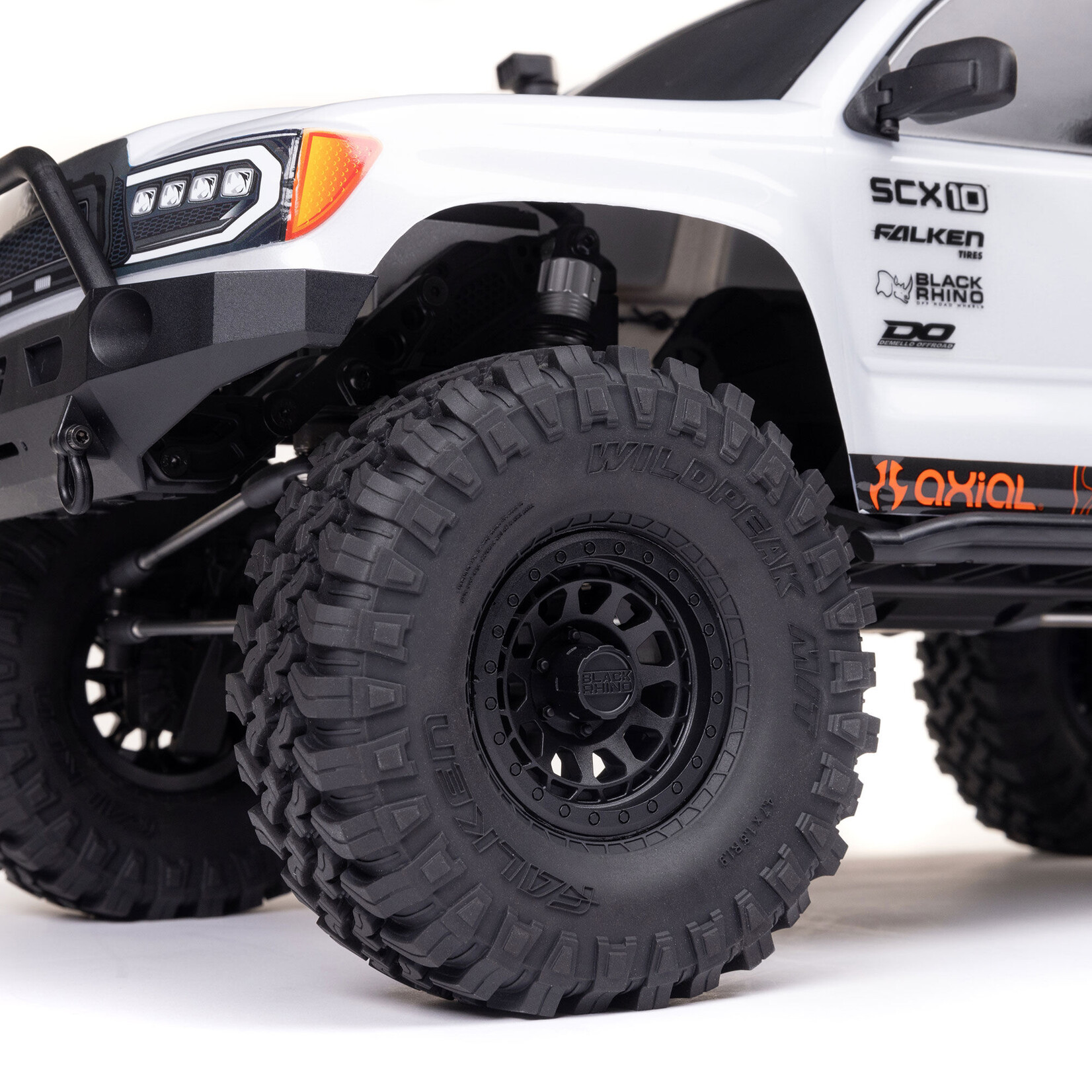 Axial AXI-1375T1 1:10 SCX10 III Base Camp 4X4 Rock Crawler Brushed RTR White