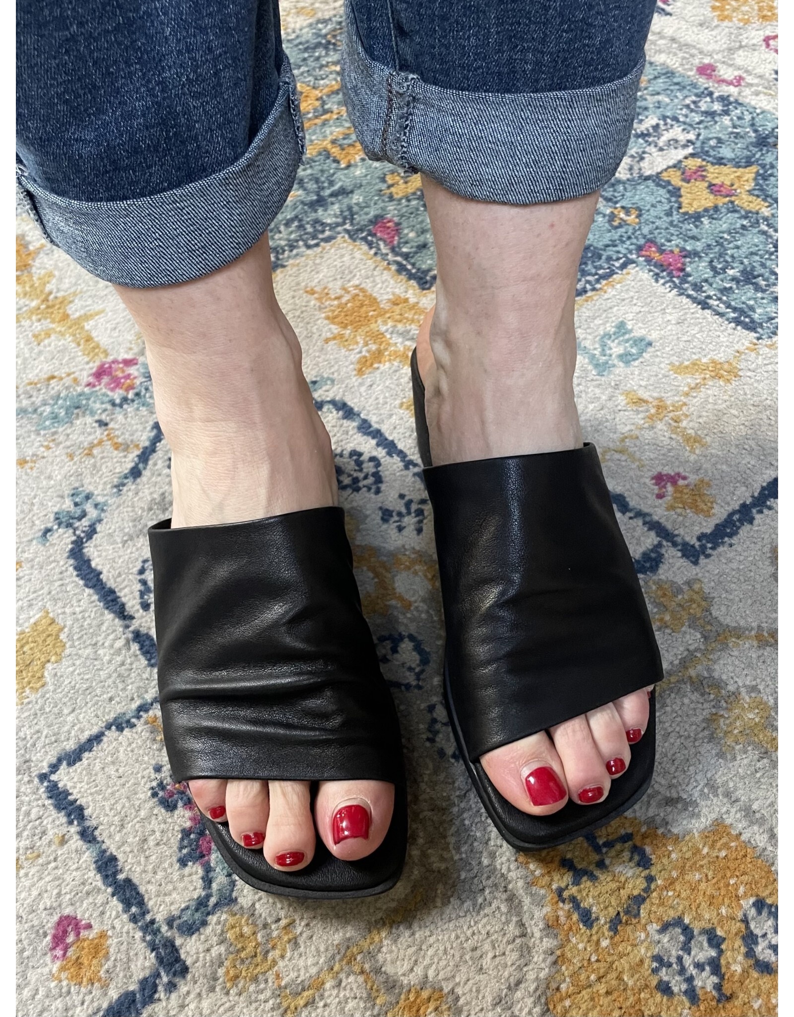 Bueno Bueno - Finley Flatform Sandal (Black)
