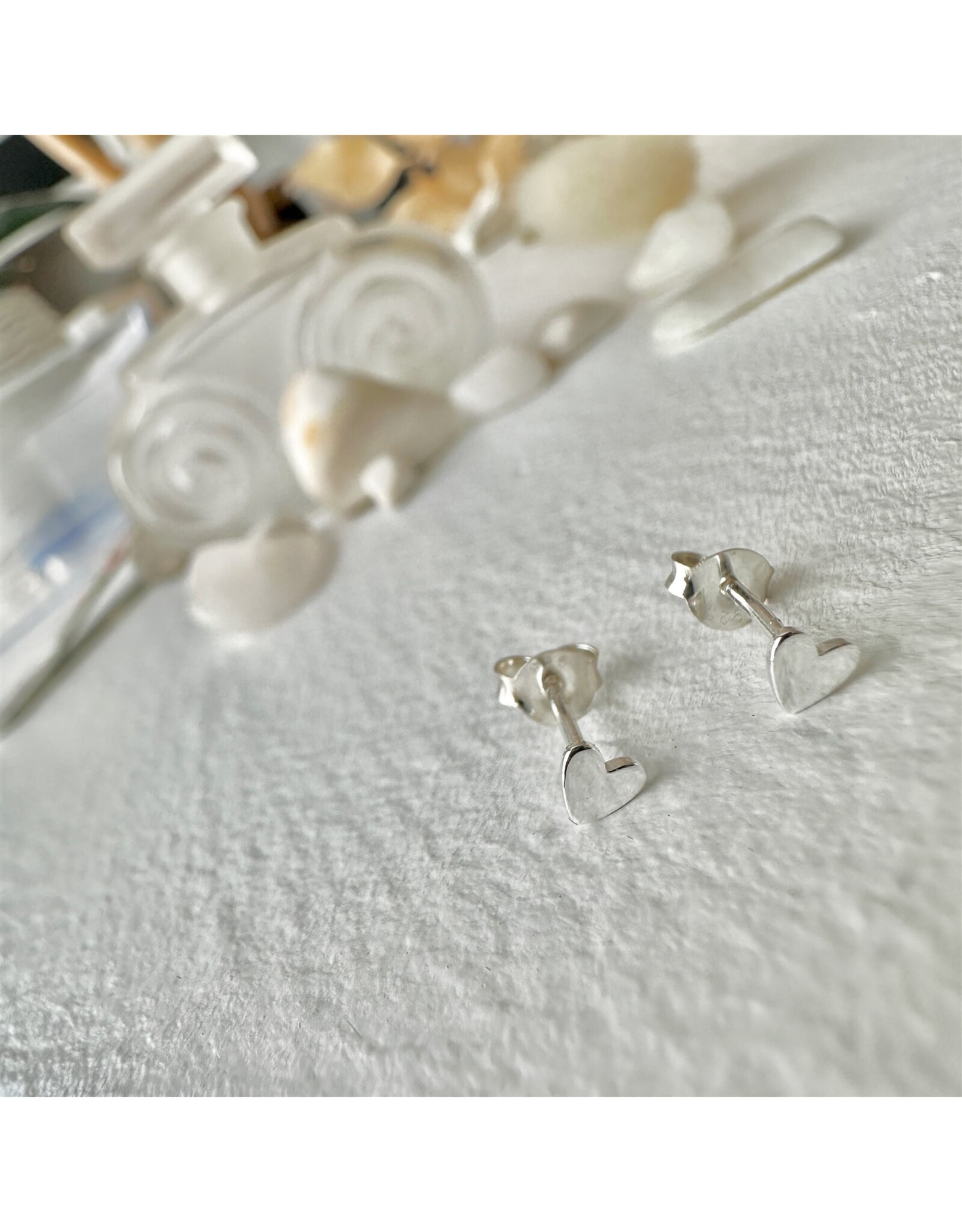 Pika & Bear Pika & Bear - Inima Tiny Heart Stud Earrings