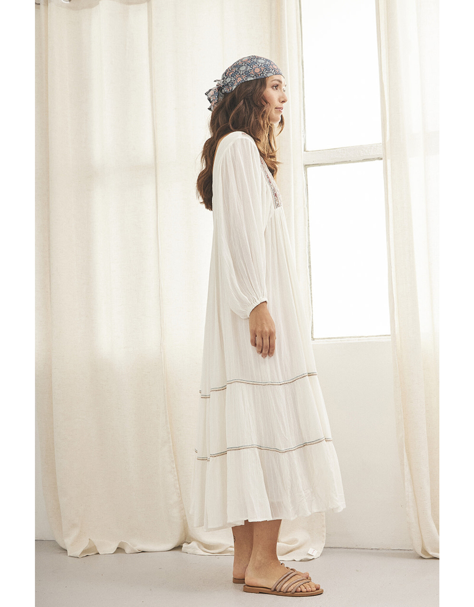 NKN Barcelona NKN Barcelona - Embroidered long sleeve dress (White)