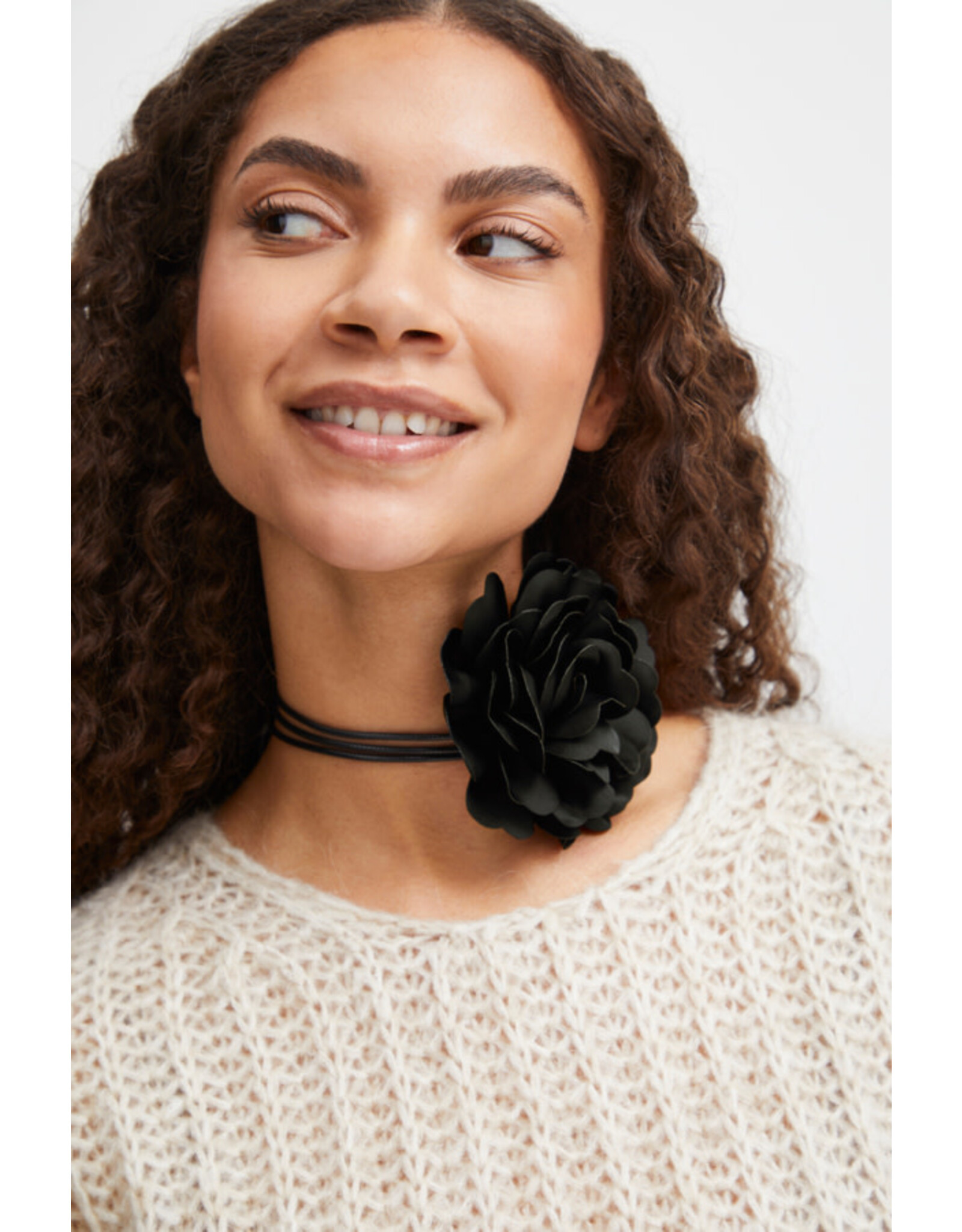 b.young b.young - Velse Flower Choker (Black)