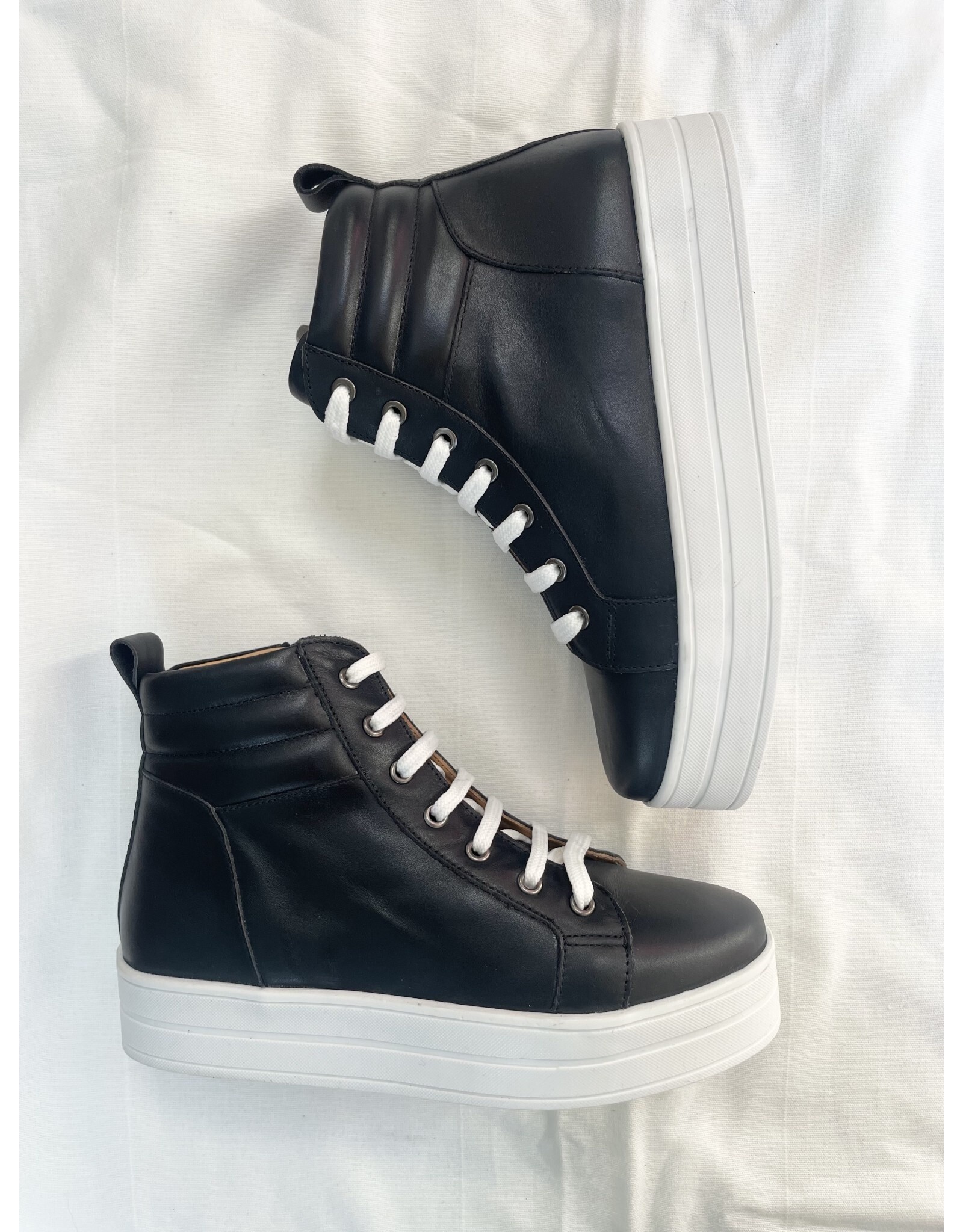 Tyche Tyche - Runaway leather sneaker (Black)