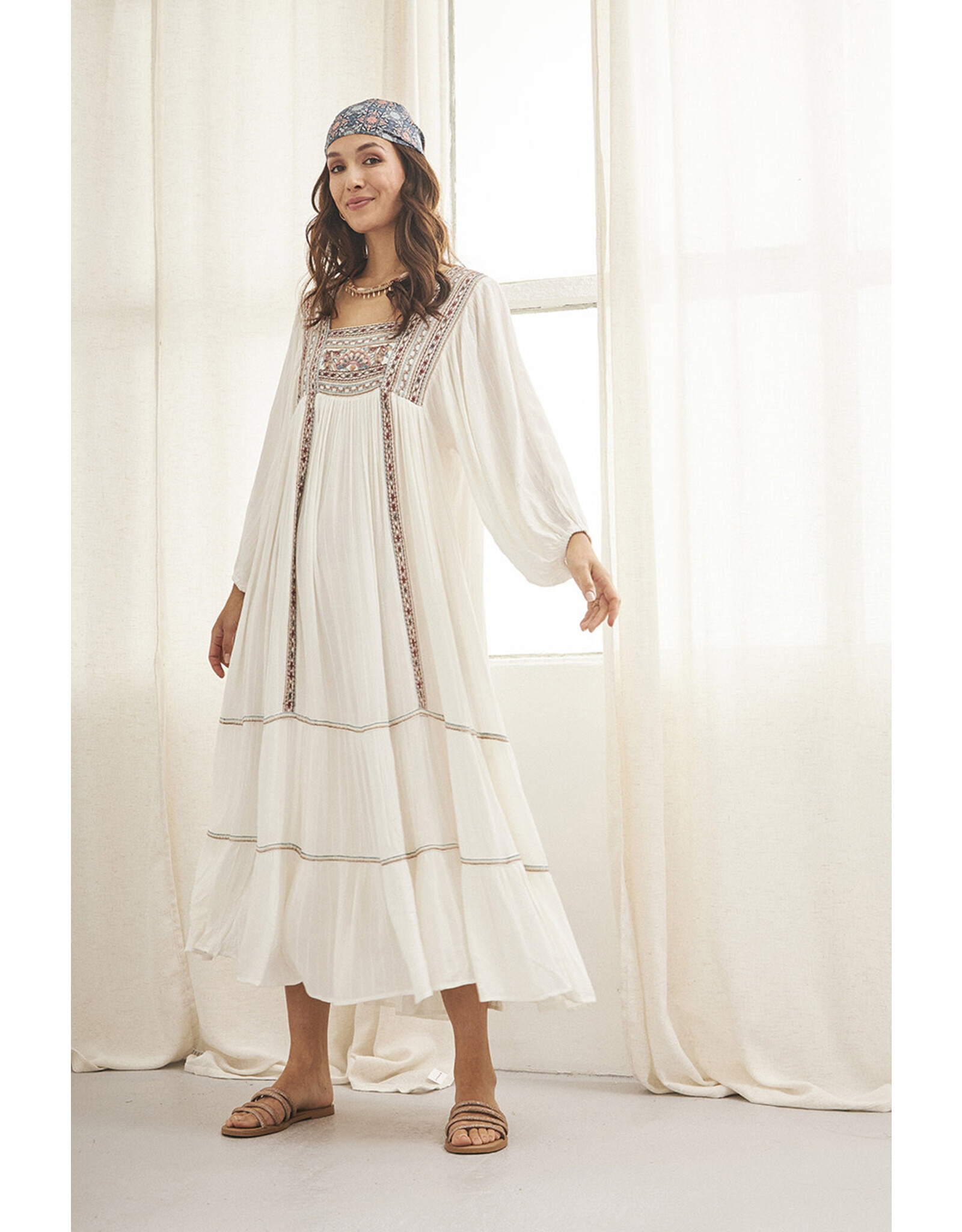 NKN Barcelona NKN Barcelona - Embroidered long sleeve dress (White)
