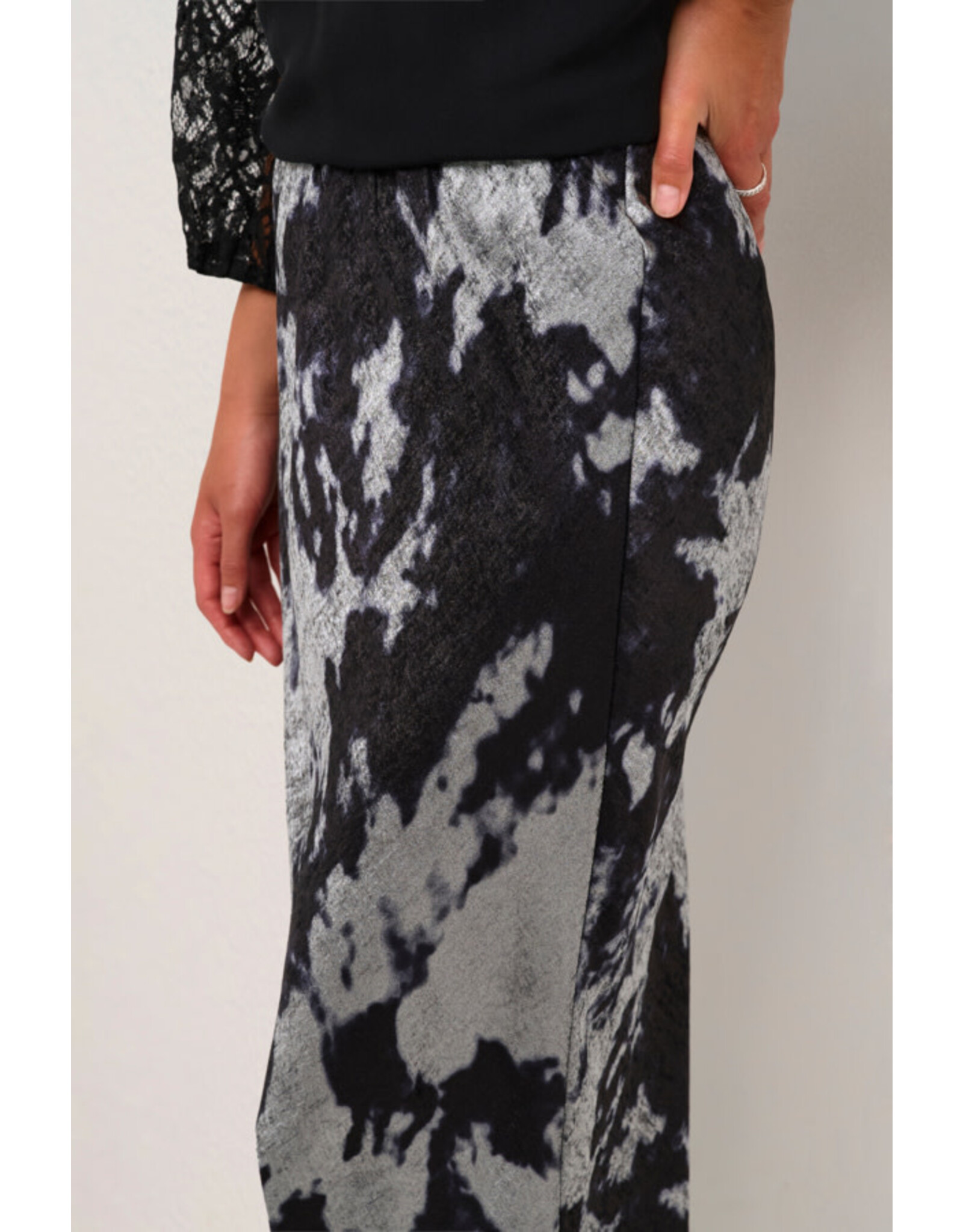 Kaffe Kaffe - Sky Printed Skirt (Blk / Silver Cloud)