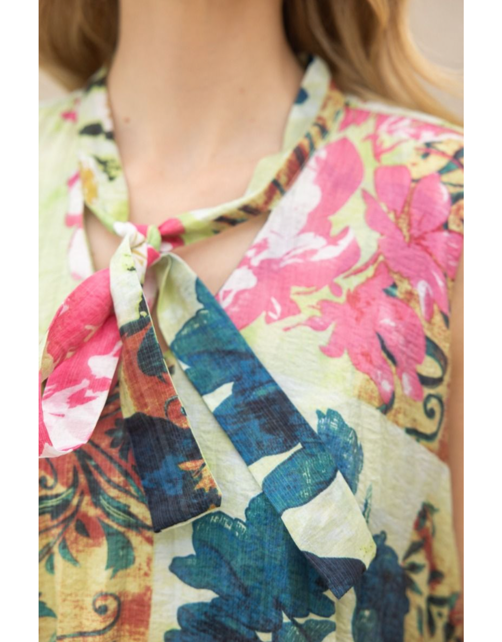 Voy Floral Print Sleeveless Pleated Top (Green)