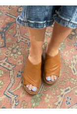 Bueno Bueno - Jaxon Flatform Slide (Dark Tan)