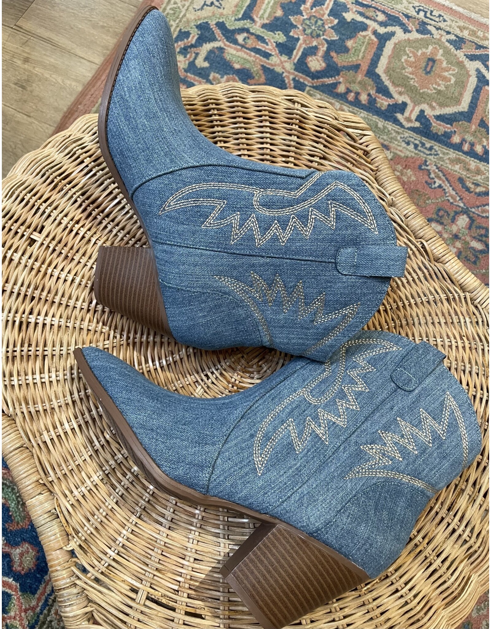Qupid Zane 72 blue denim western bootie