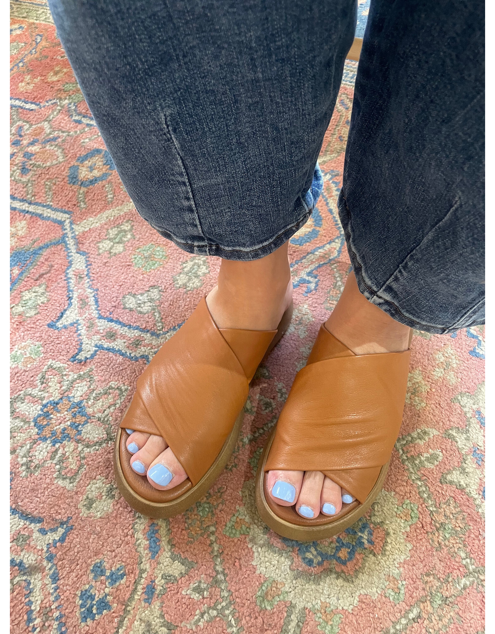 Bueno Bueno - Jaxon Flatform Slide (Dark Tan)