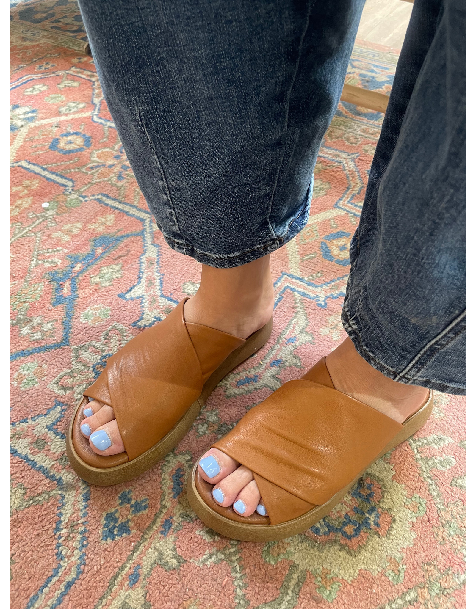 Bueno Bueno - Jaxon Flatform Slide (Dark Tan)