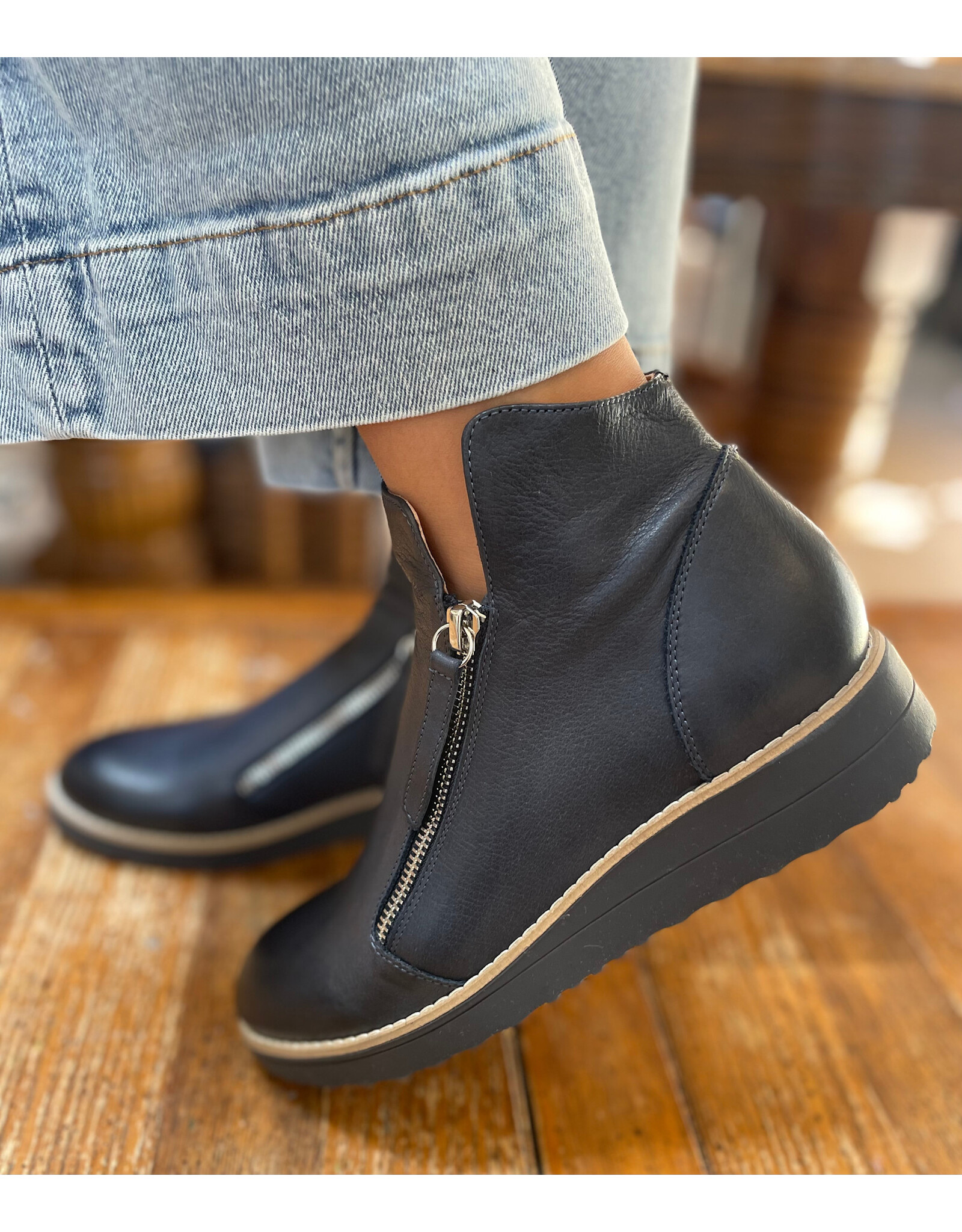 Django and Juliette Django & Juliette - Ohmy (Navy / Navy Sole)