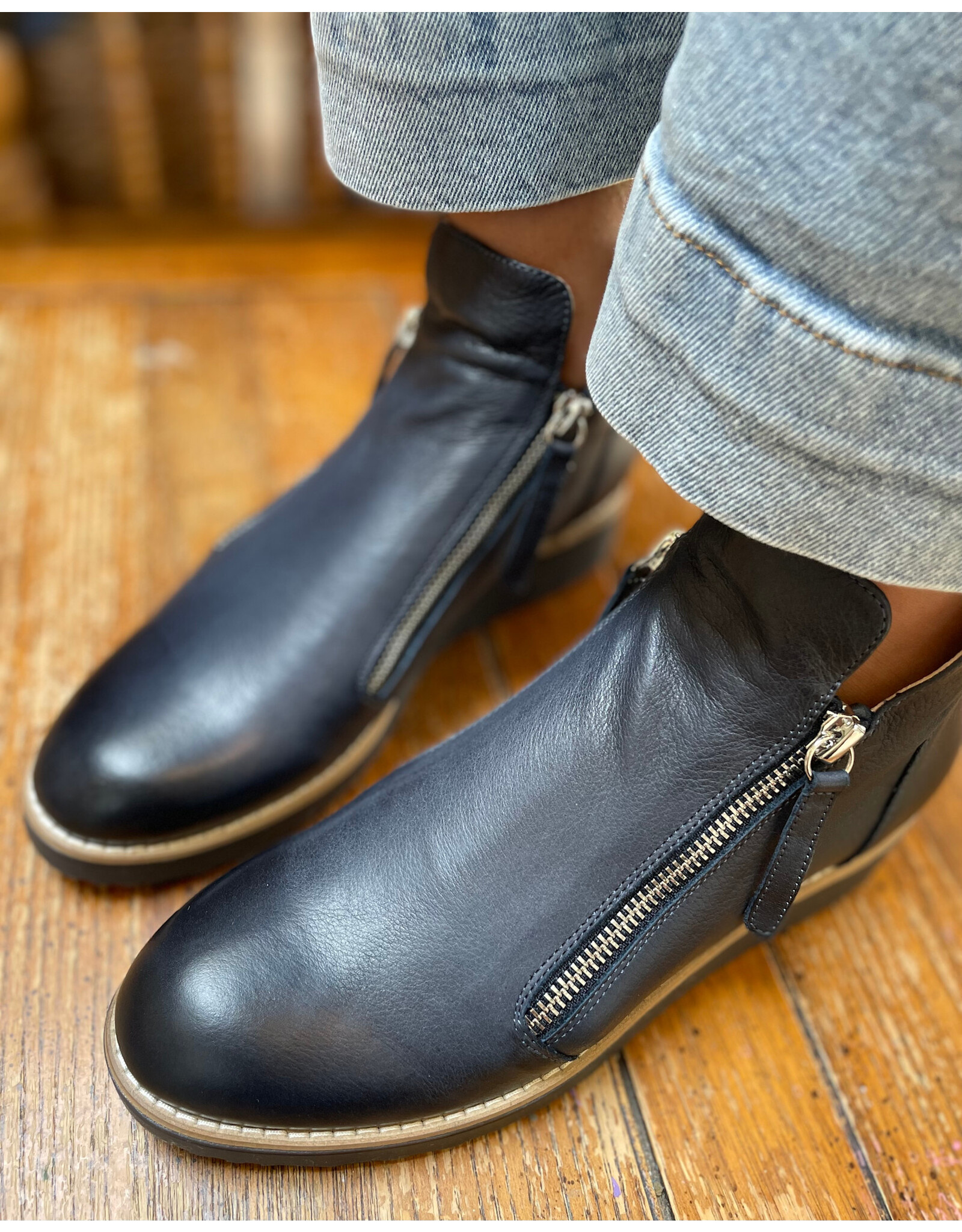 Django and Juliette Django & Juliette - Ohmy (Navy / Navy Sole)