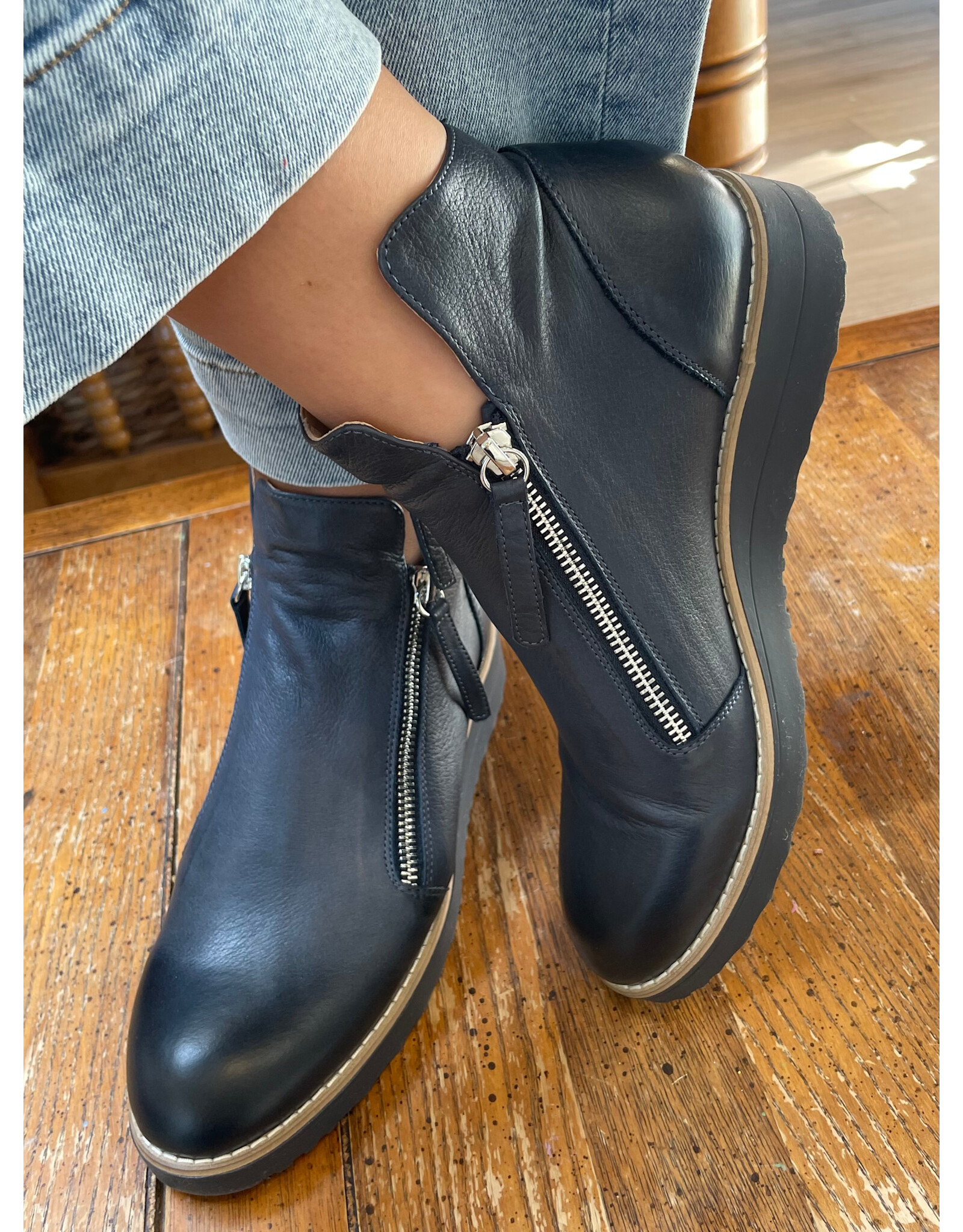 Django and Juliette Django & Juliette - Ohmy (Navy / Navy Sole)