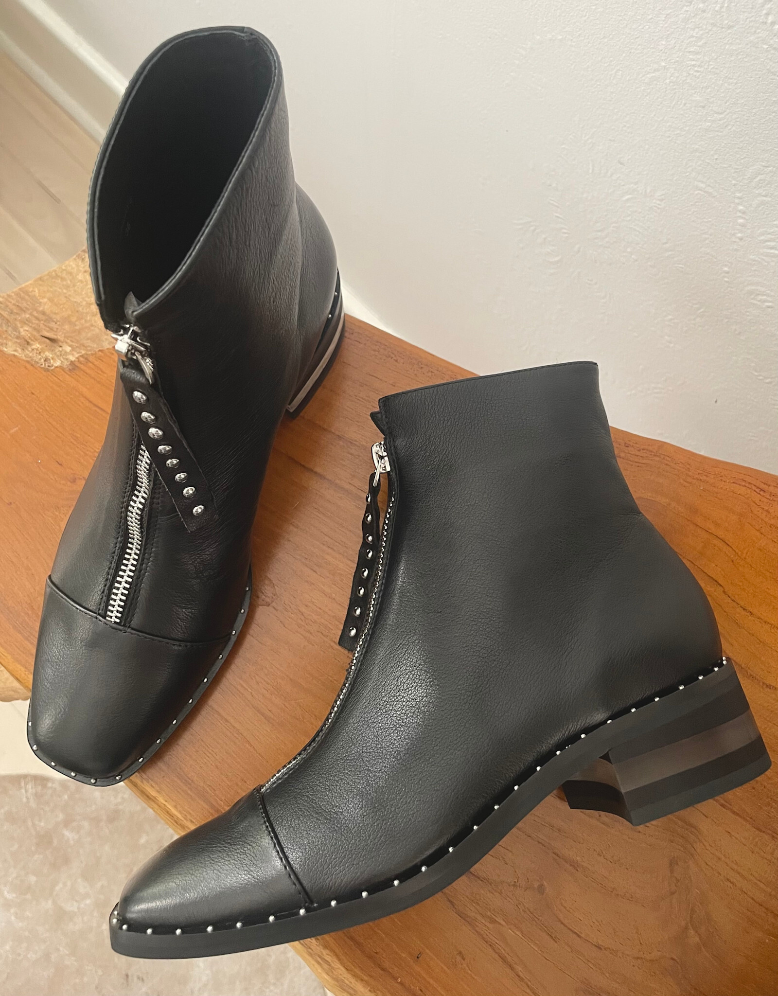 Django and Juliette Django & Juliette - Fridays (Black Leather)