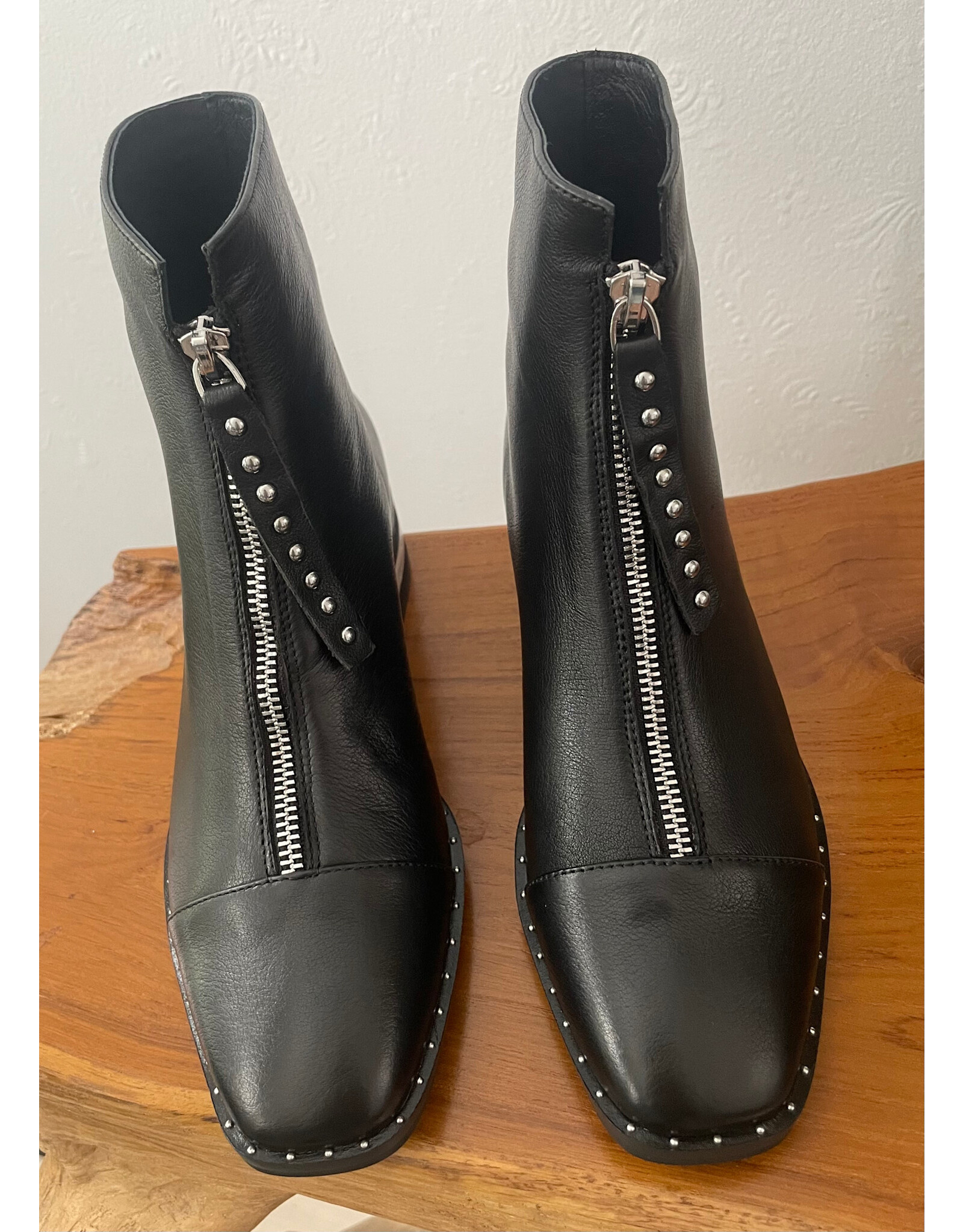 Django and Juliette Django & Juliette - Fridays (Black Leather)