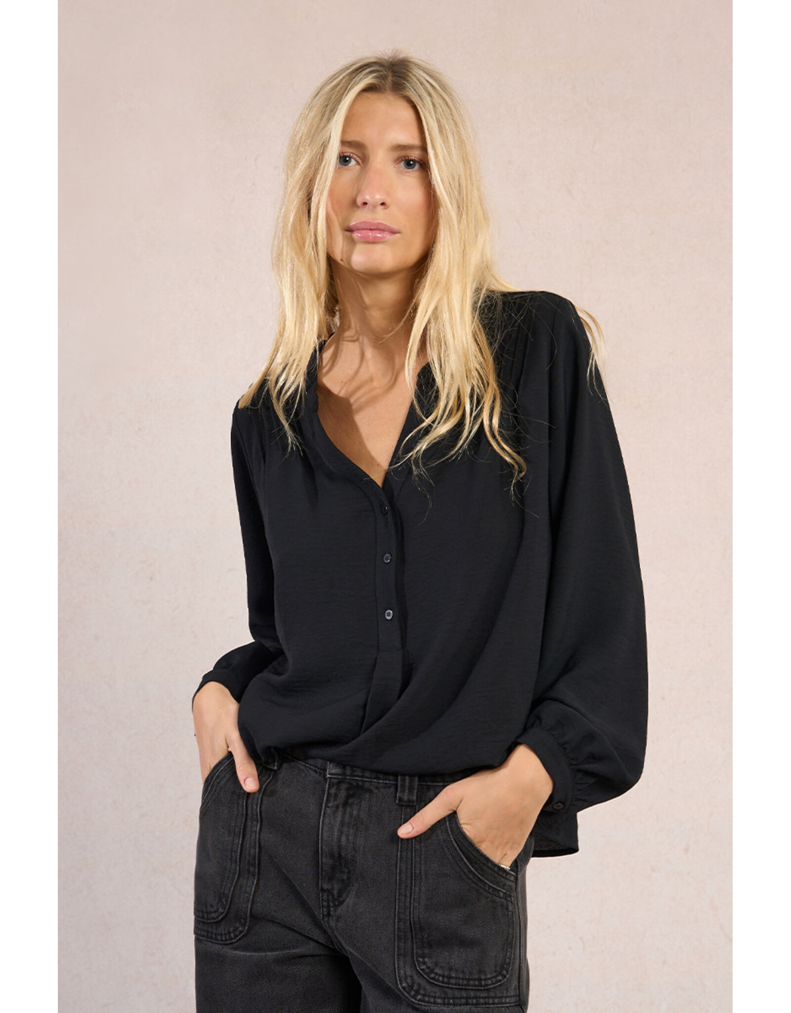 Molly Bracken Molly Bracken - Flowy Blouse with Button Down Collar (Black)