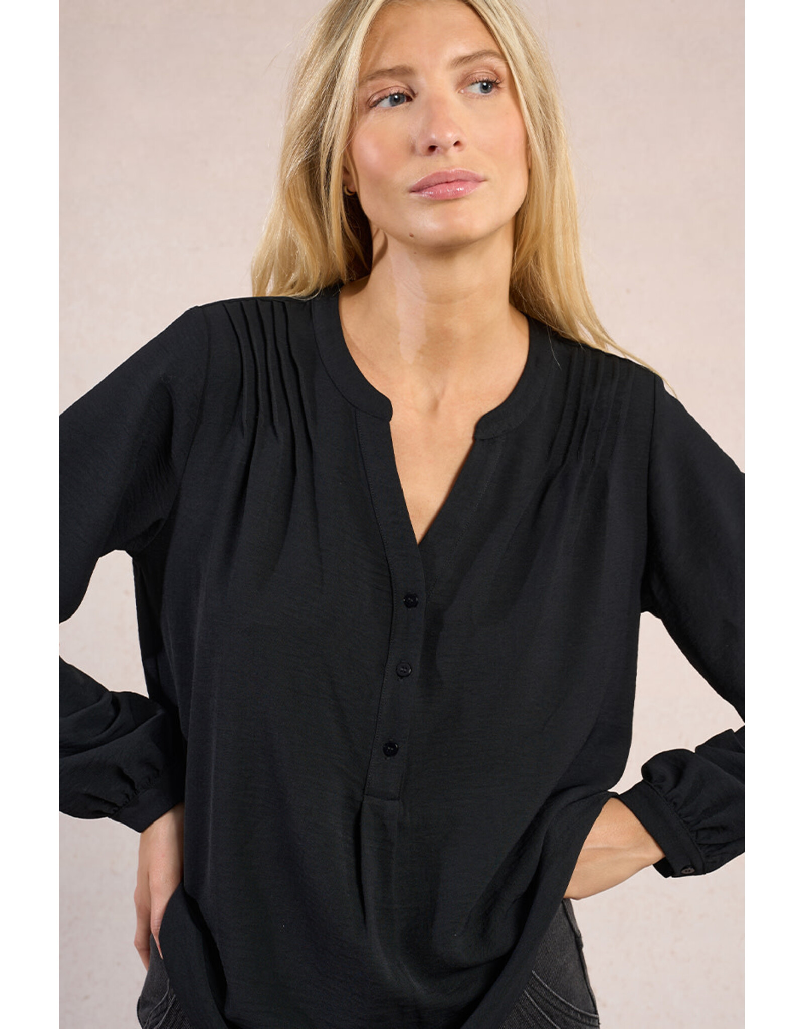 Molly Bracken Molly Bracken - Flowy Blouse with Button Down Collar (Black)
