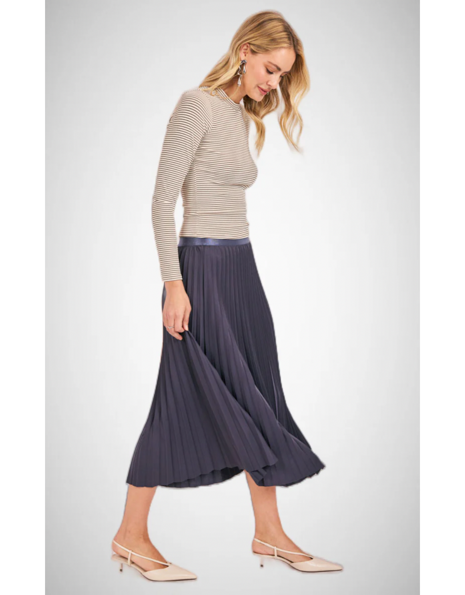 Sadie & Sage Sadie & Sage - Full of Charm Pleated Midi Skirt (Navy)