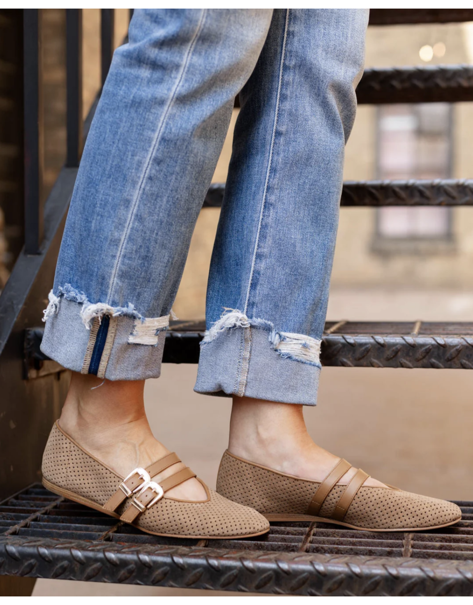 Dolce Vita Dolce Vita - Baylee Perforated Suede Flat (Pecan)