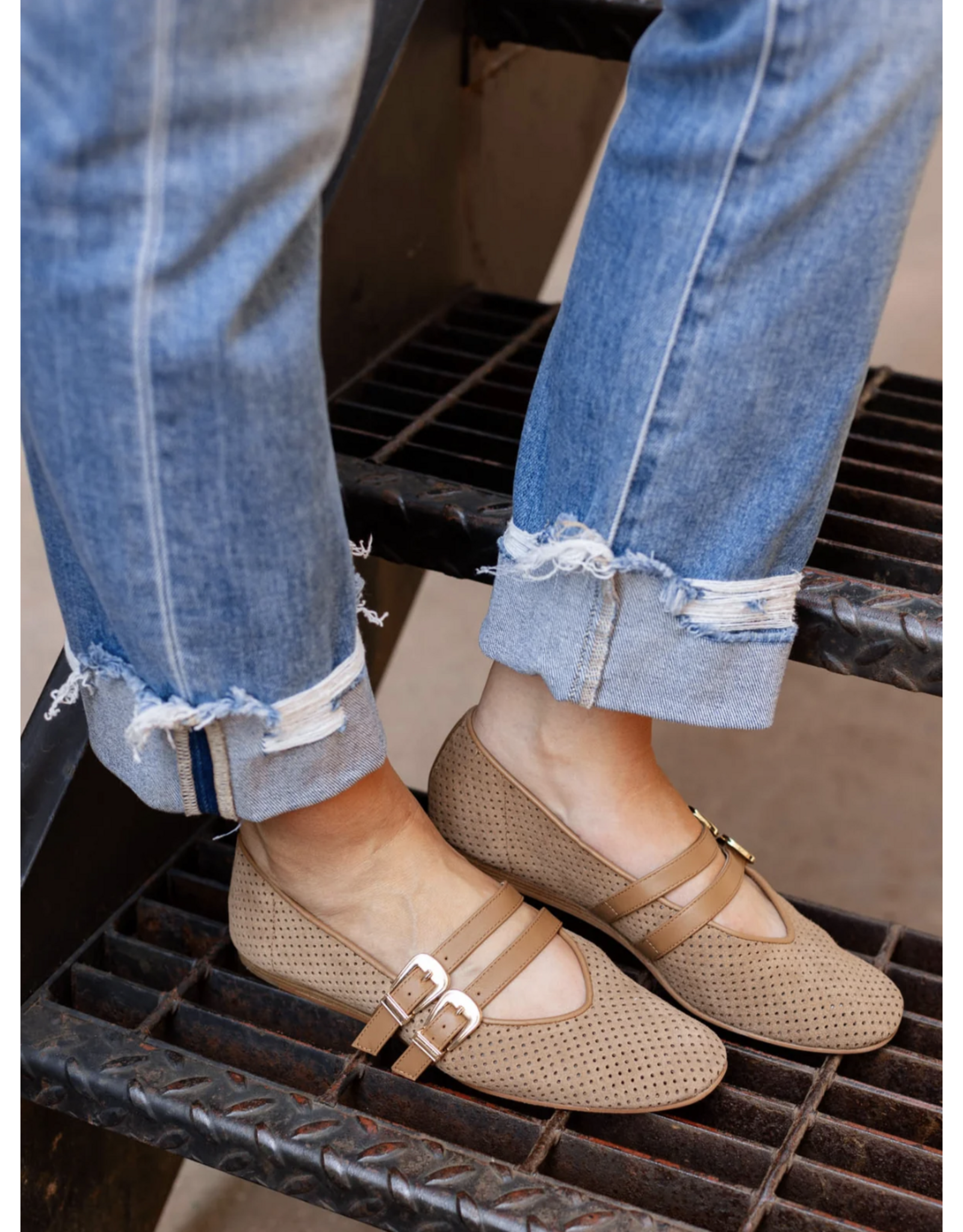 Dolce Vita Dolce Vita - Baylee Perforated Suede Flat (Pecan)