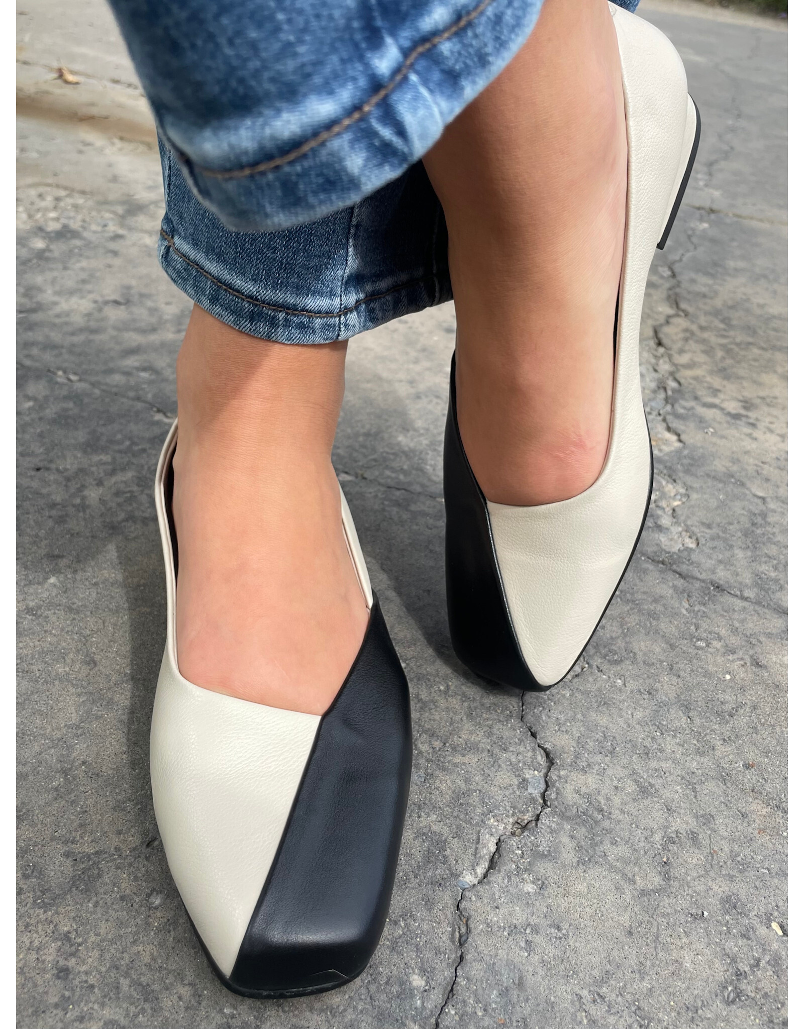 Django and Juliette Django & Juliette - Bavari (Black Almond Leather)