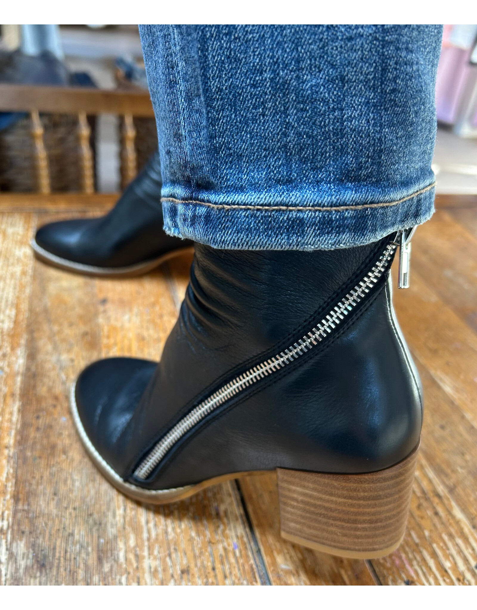 Django and Juliette Django & Juliette - Melech (Black Leather)