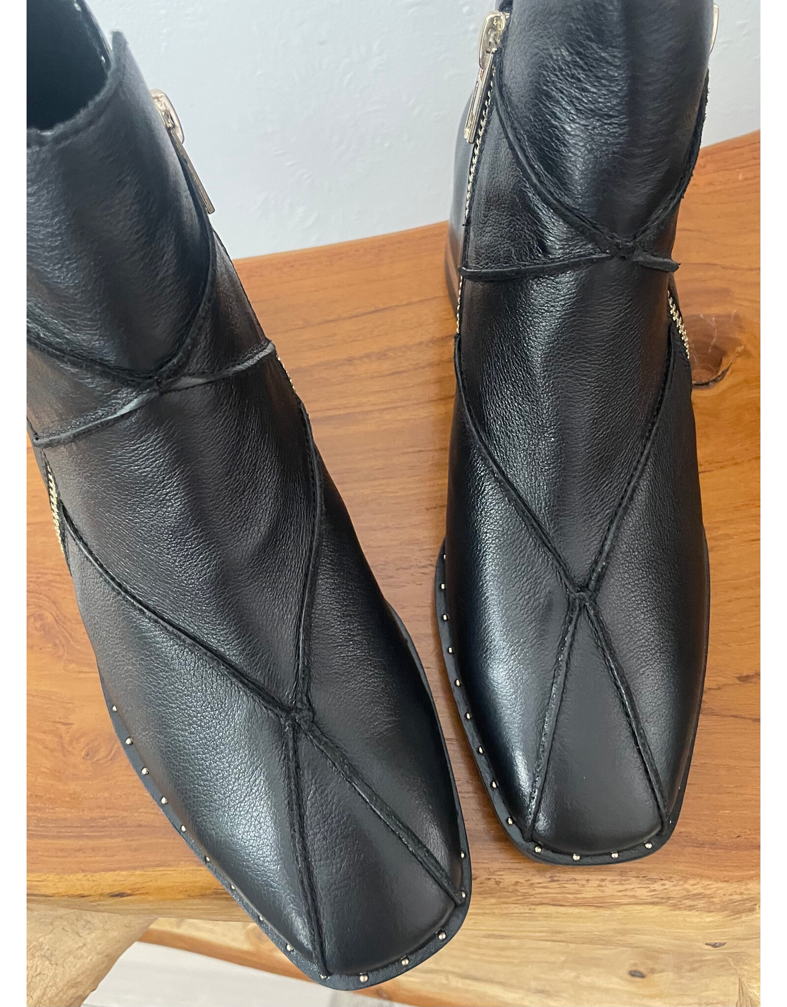 Django and Juliette Django & Juliette - Foshan (Black Leather)