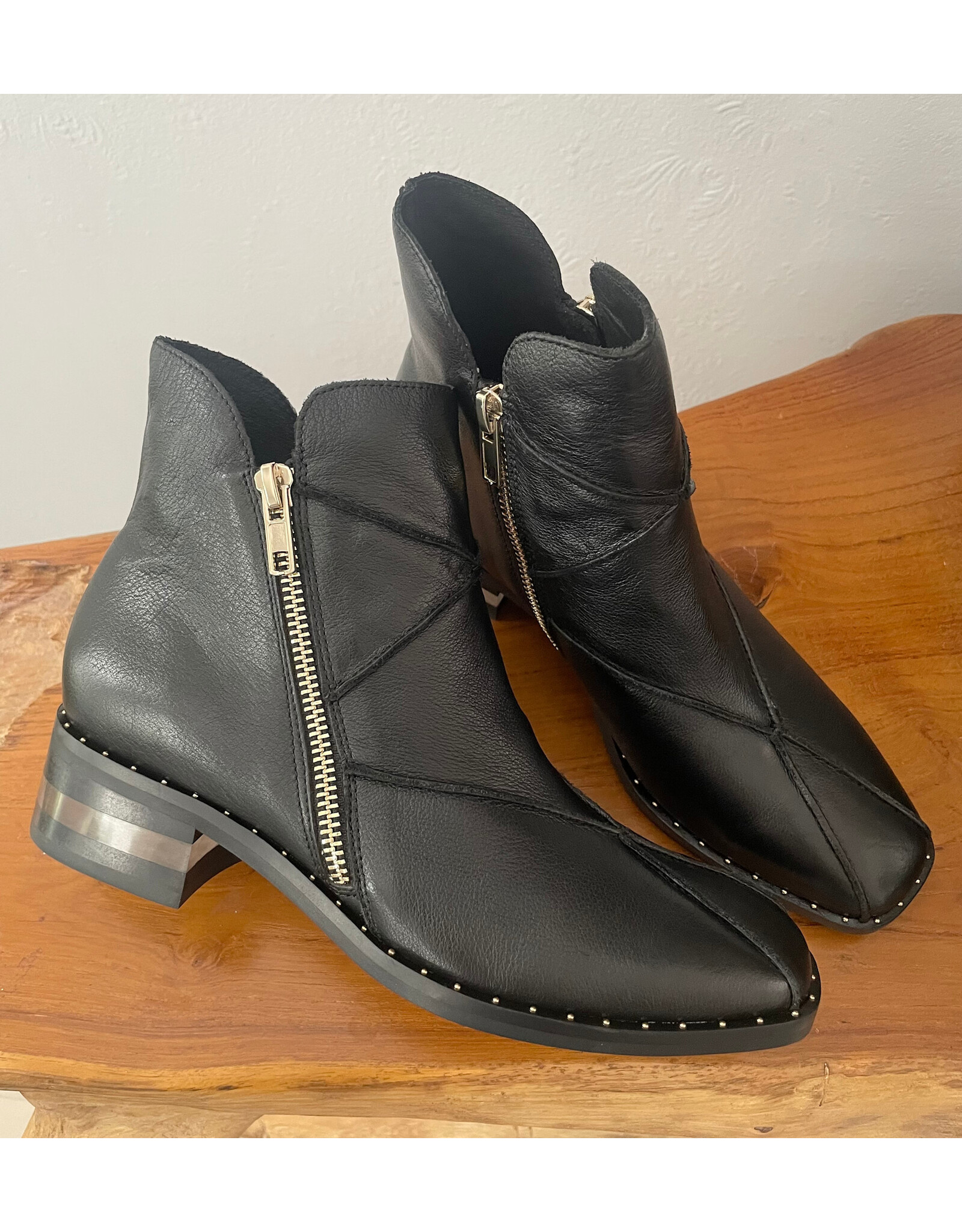 Django and Juliette Django & Juliette - Foshan (Black Leather)