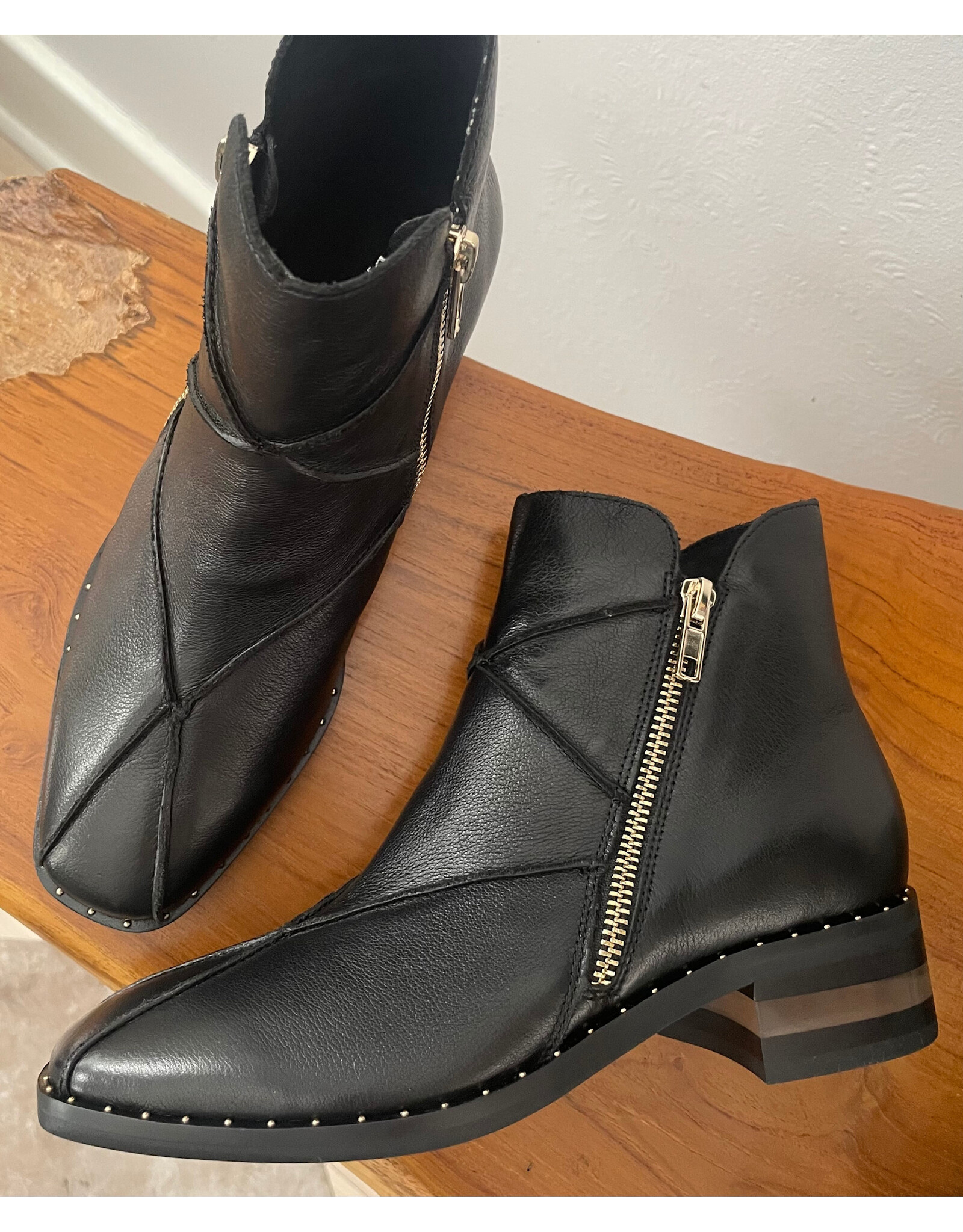 Django and Juliette Django & Juliette - Foshan (Black Leather)