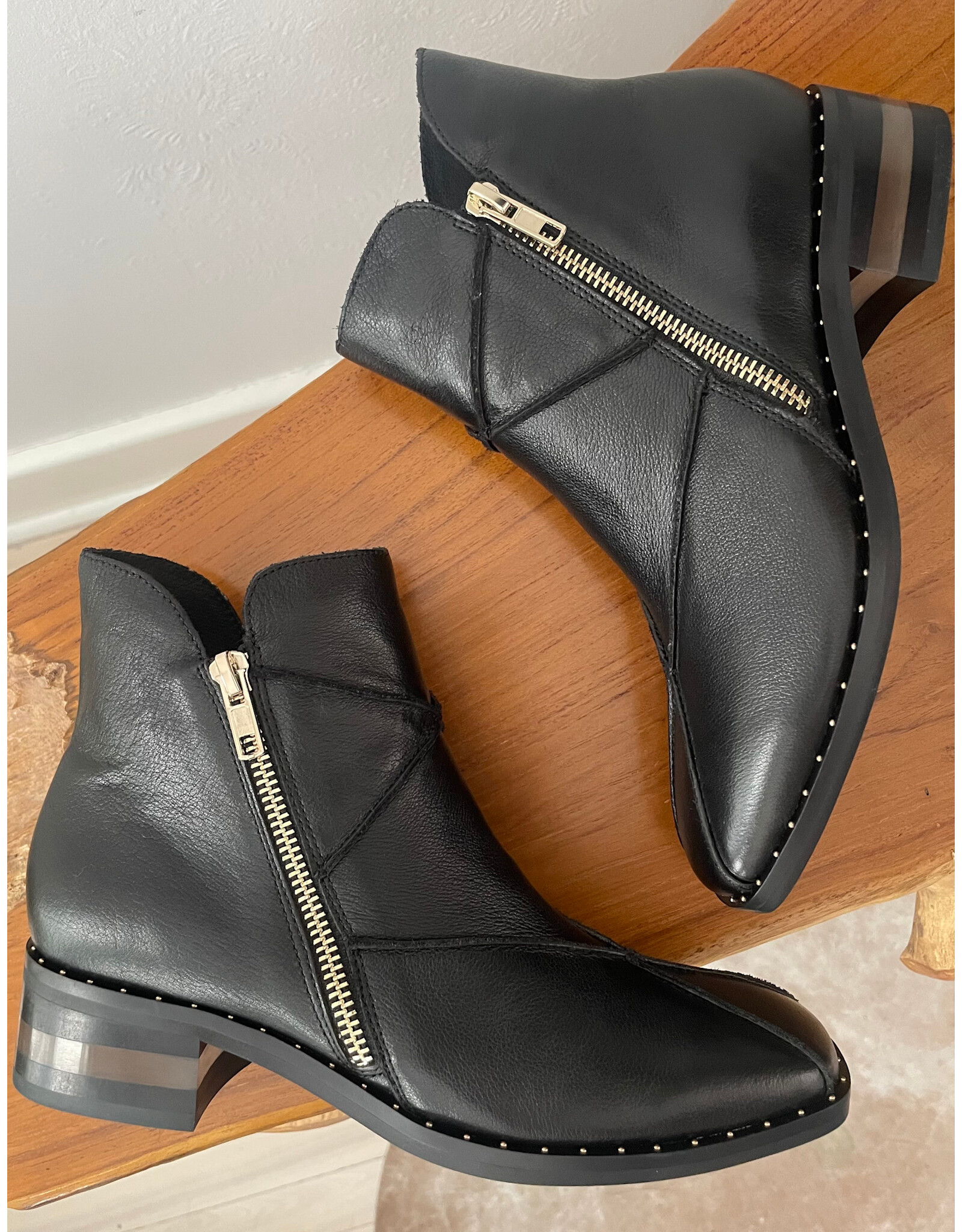 Django and Juliette Django & Juliette - Foshan (Black Leather)