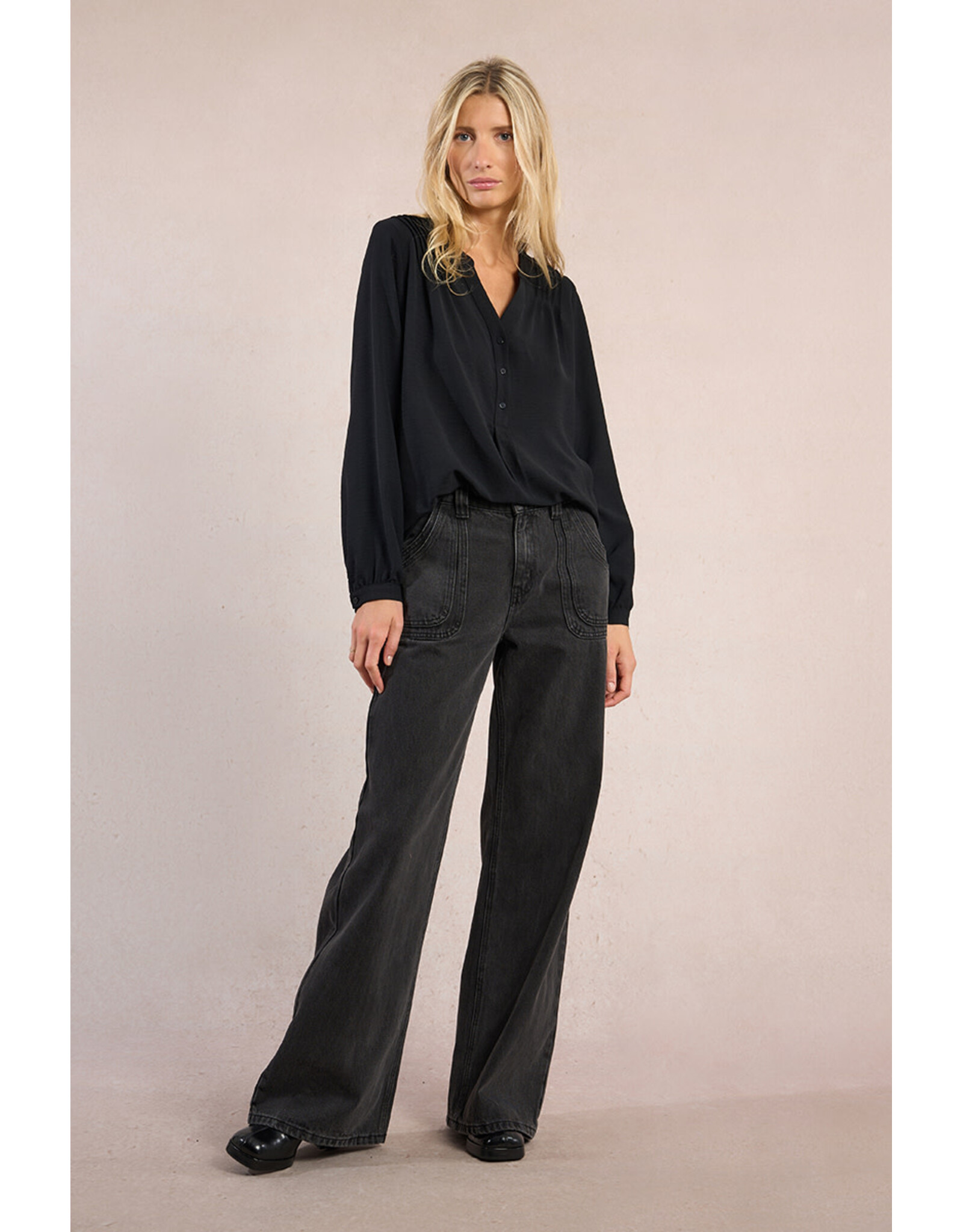 Molly Bracken Molly Bracken - Flowy Blouse with Button Down Collar (Black)