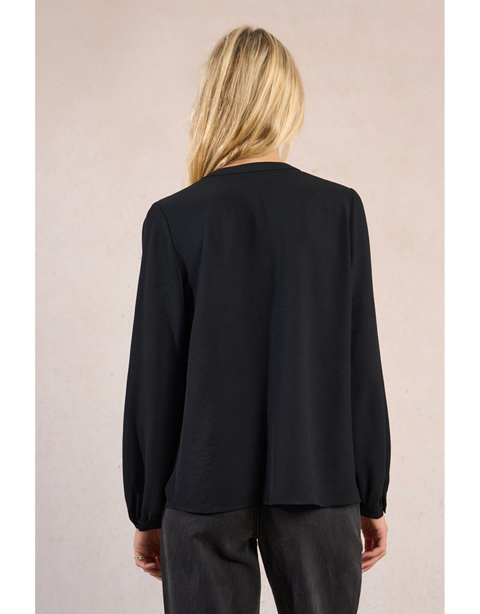 Molly Bracken Molly Bracken - Flowy Blouse with Button Down Collar (Black)