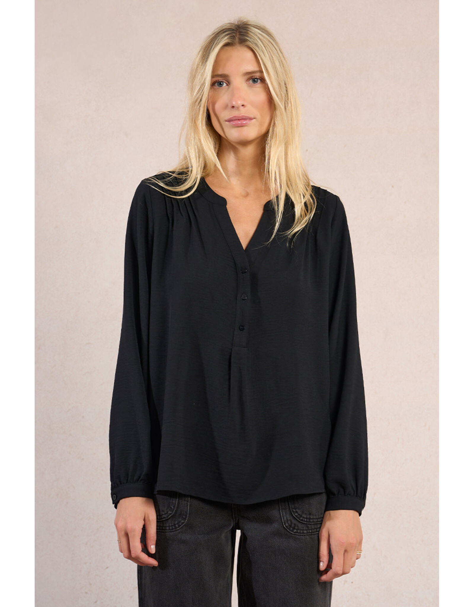 Molly Bracken Molly Bracken - Flowy Blouse with Button Down Collar (Black)