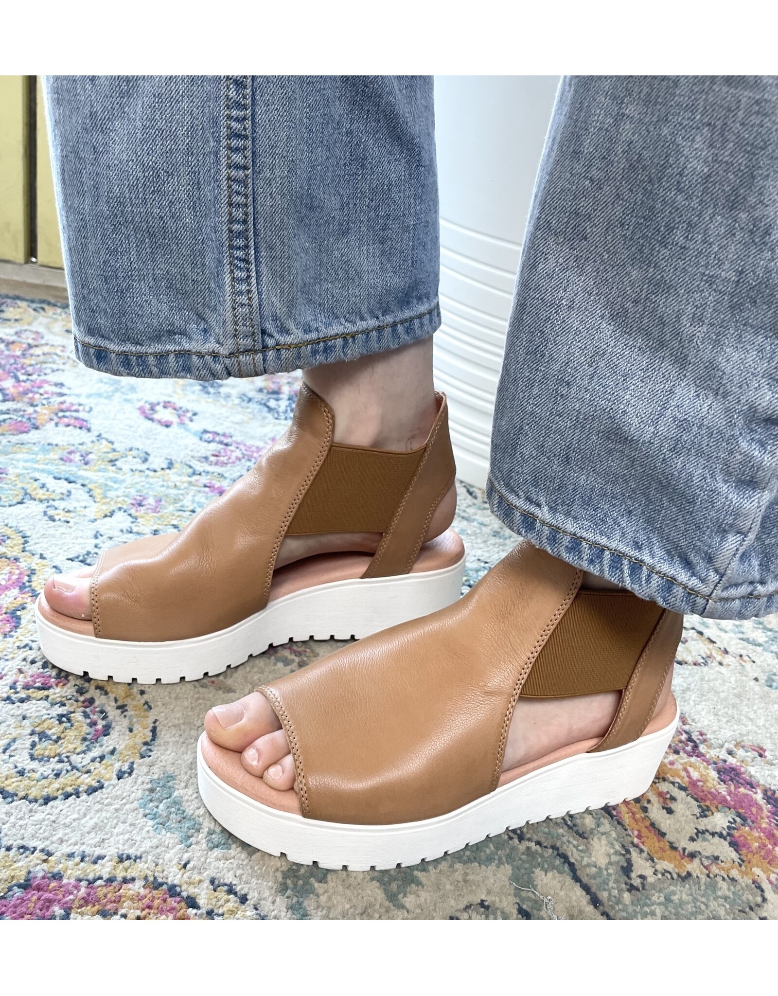 Django and Juliette Django & Juliette - Ozie (Tan / White Sole)