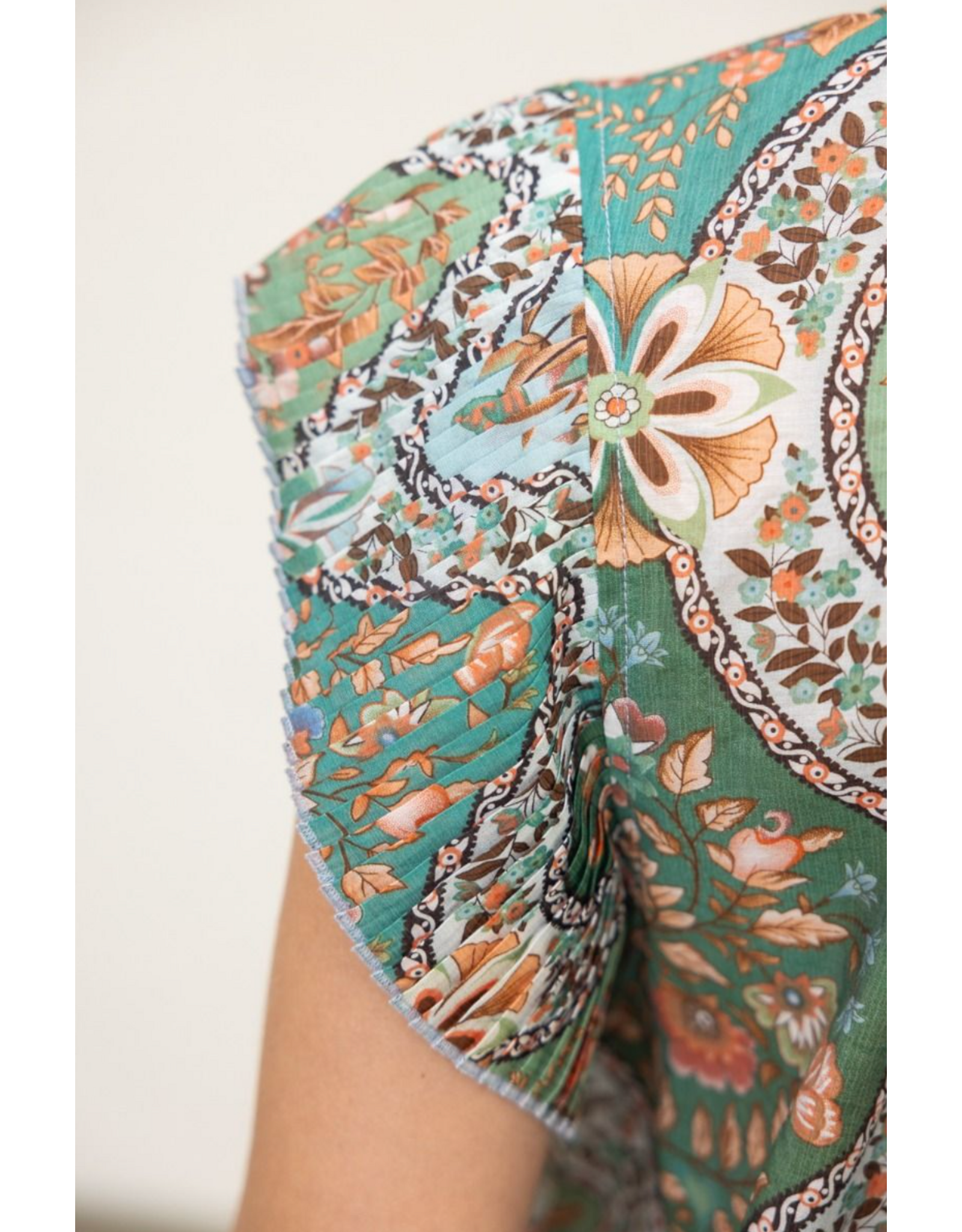 Voy Floral Print Top with Pleated Sleeves (Green)