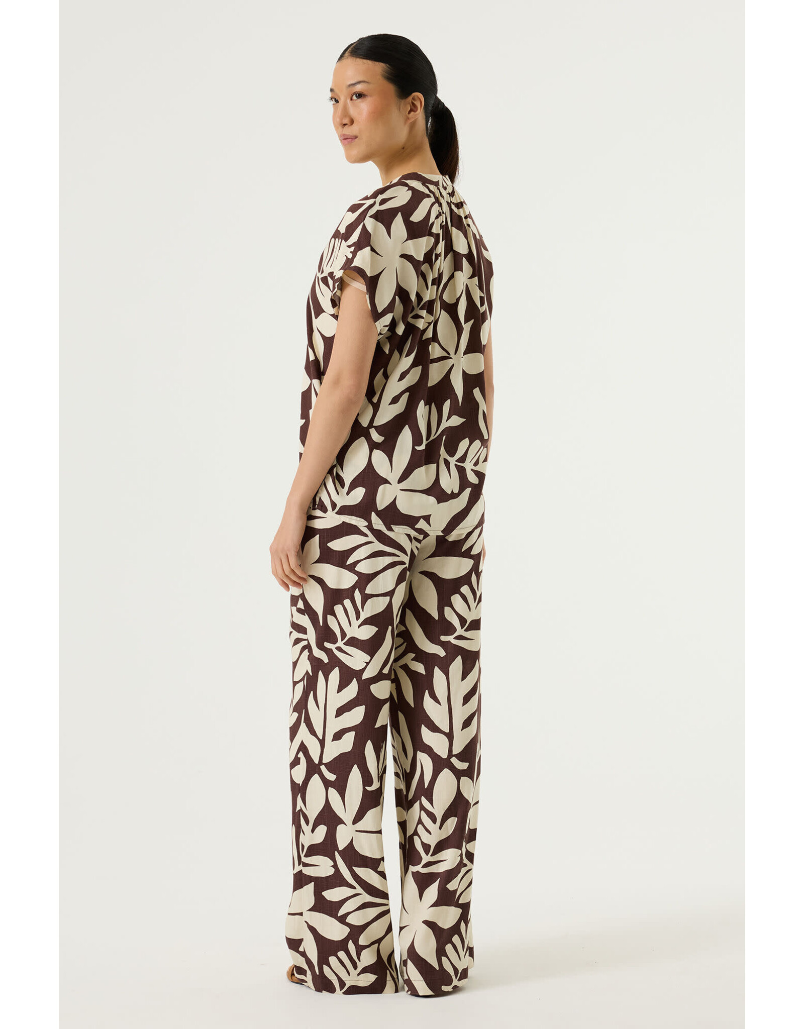 Garcia Garcia - Short Sleeve Floral Print Blouse (Brown / White)
