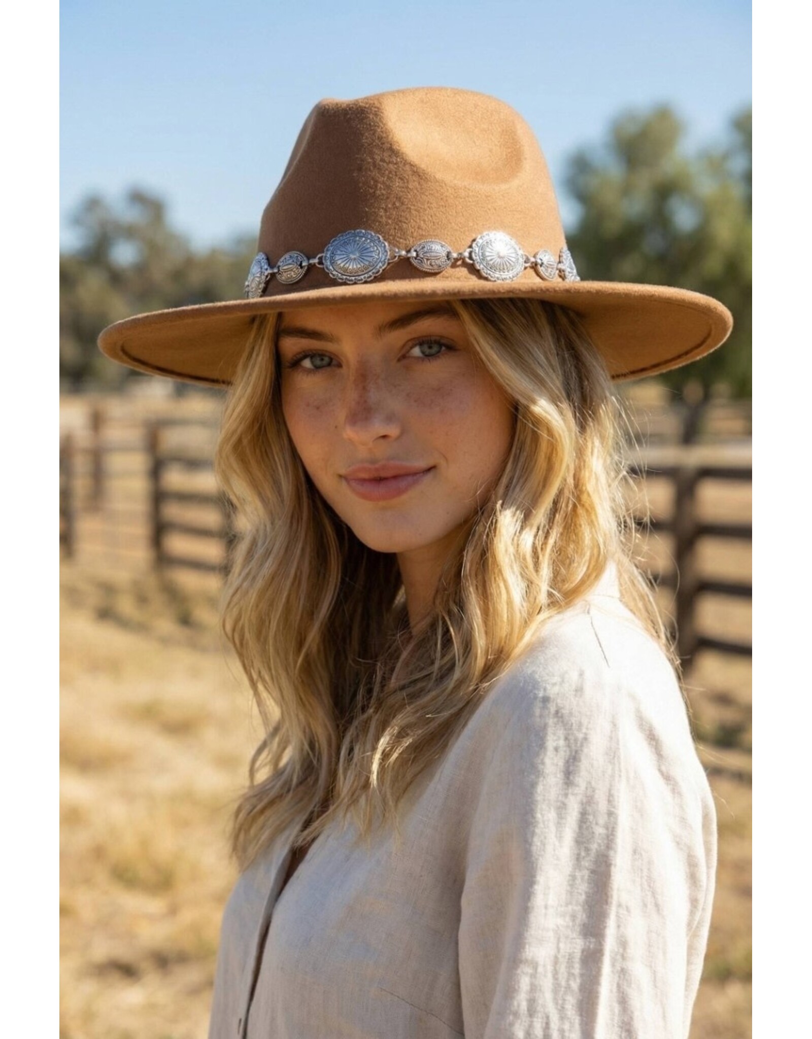 Fame Accessories Oval Coin Chain Fedora Hat (Tan)
