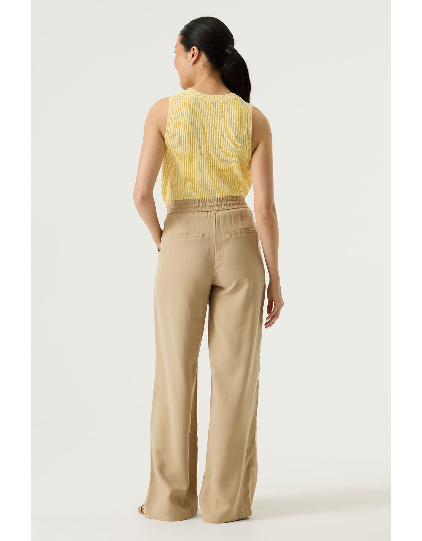 Garcia Garcia - Sleeveless Ribbed Knit Sweater (Yellow)