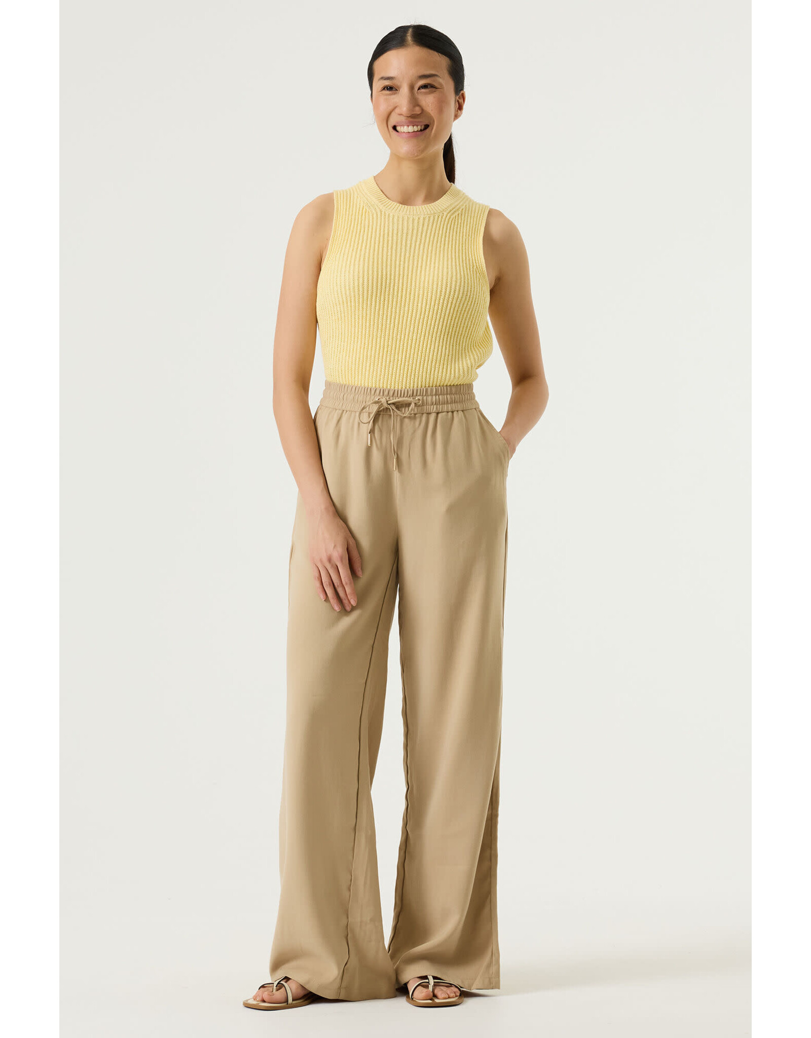 Garcia Garcia - Sleeveless Ribbed Knit Sweater (Yellow)