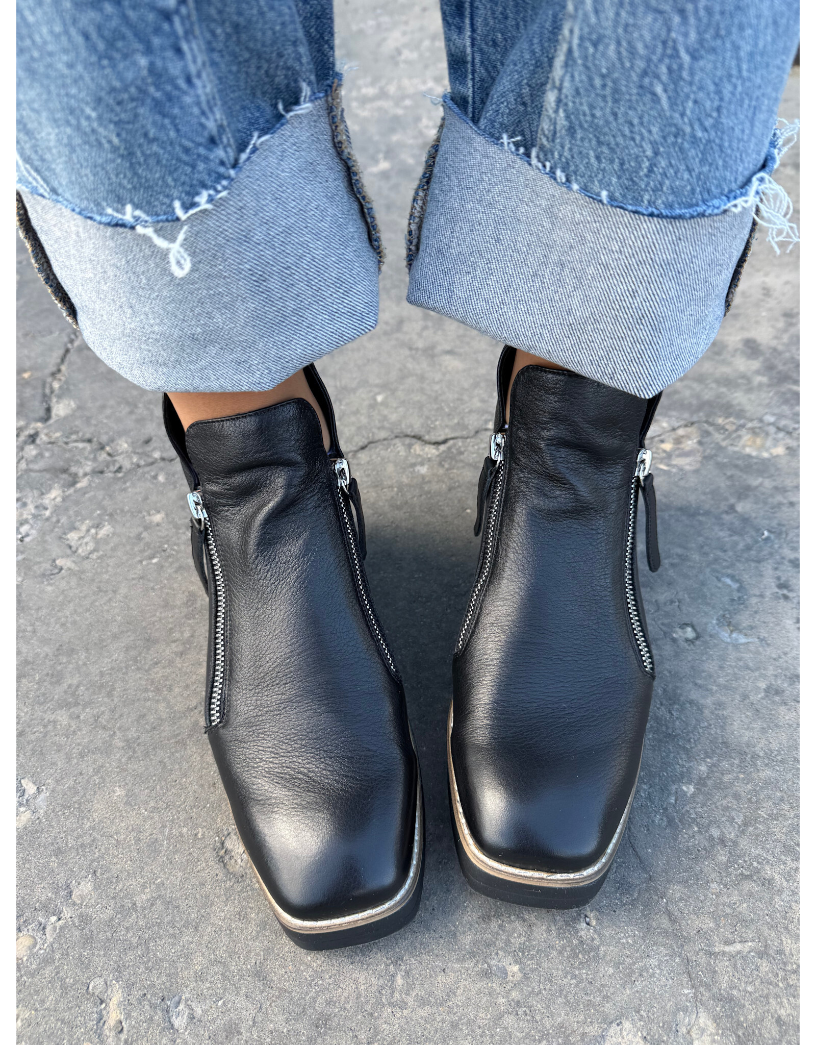 Django and Juliette Django & Juliette - Dosta (Black Leather)