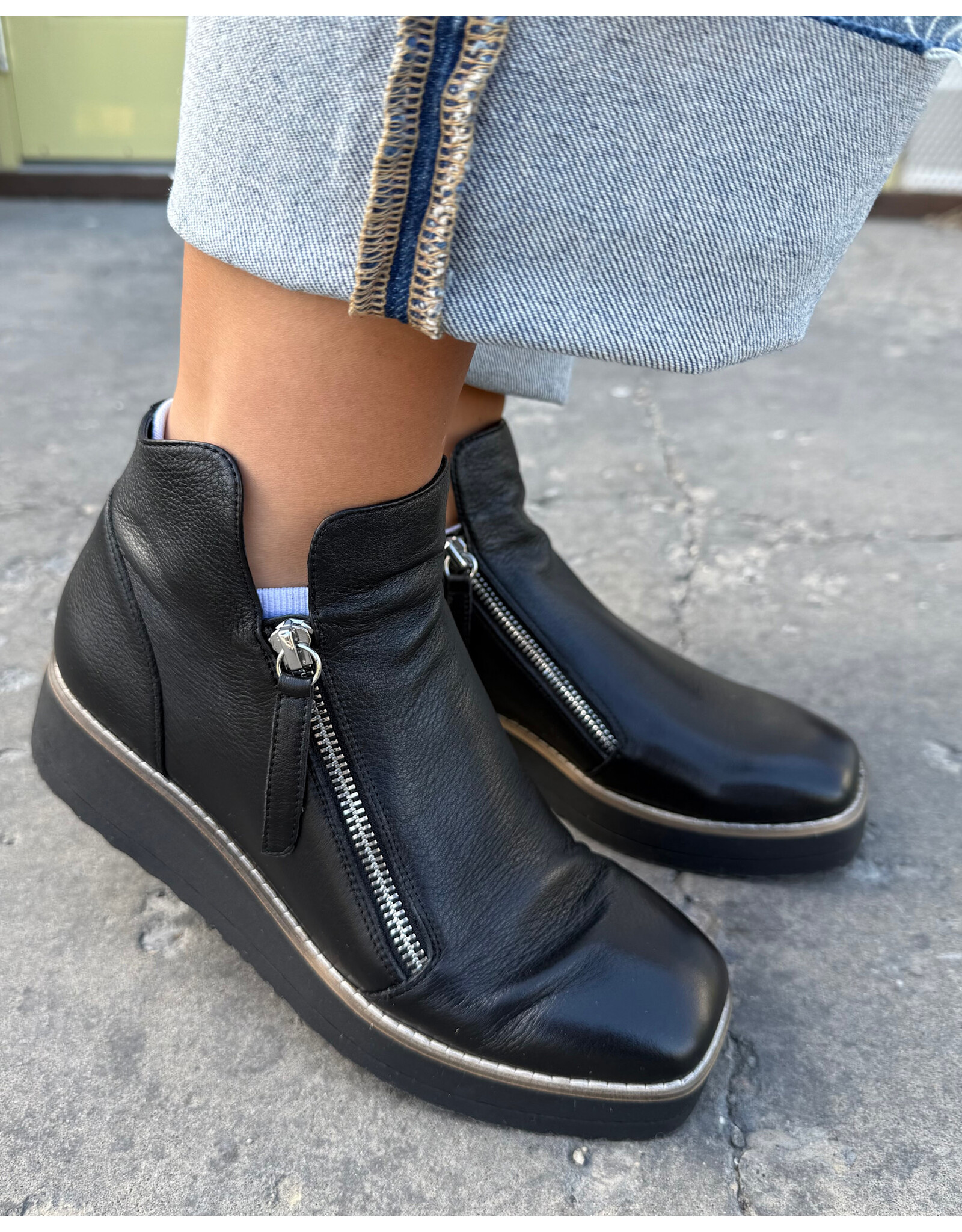 Django and Juliette Django & Juliette - Dosta (Black Leather)