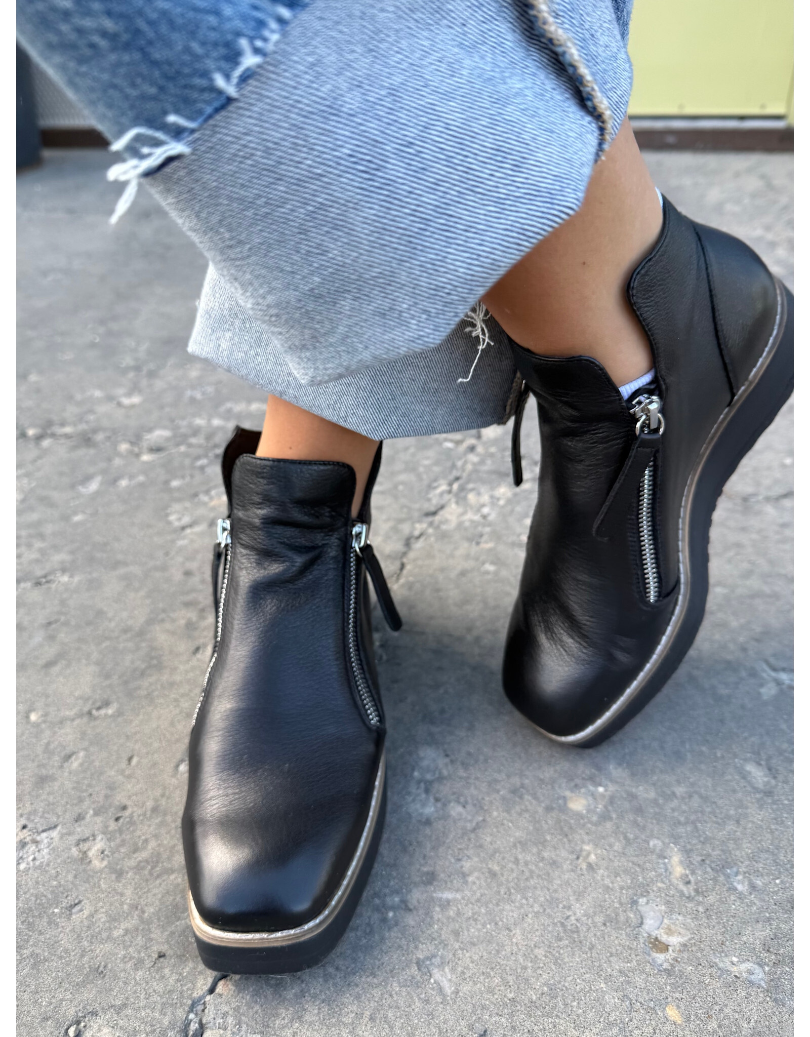 Django and Juliette Django & Juliette - Dosta (Black Leather)
