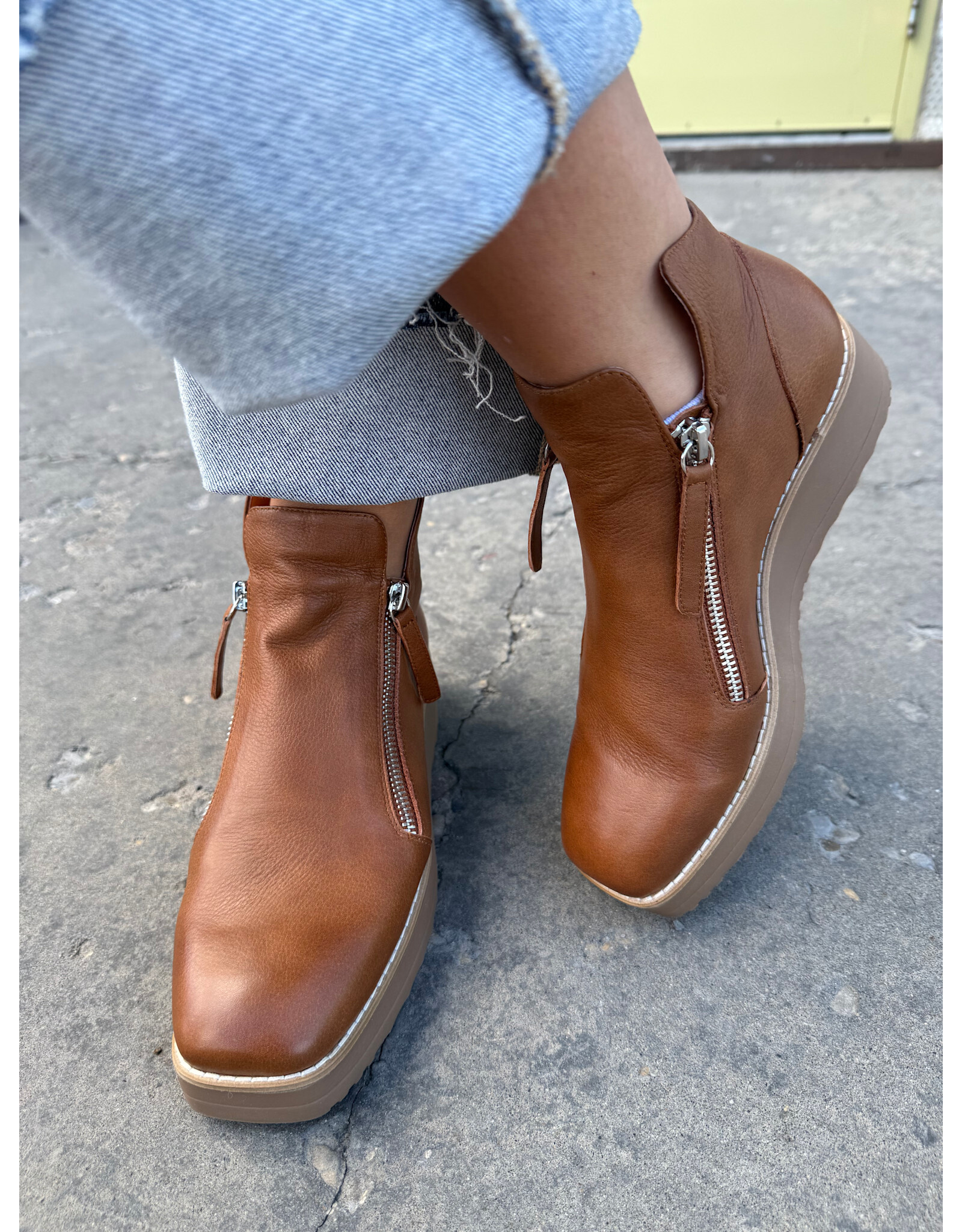 Django and Juliette Django & Juliette - Dosta (Whiskey Leather)