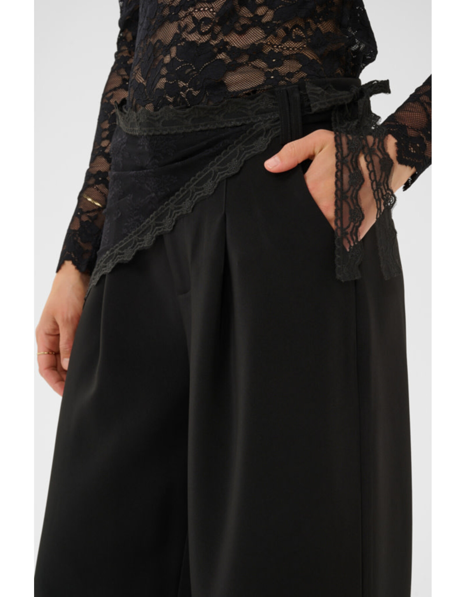 Cream Cream - Bine Lace Belt Pant (Pitch Black)