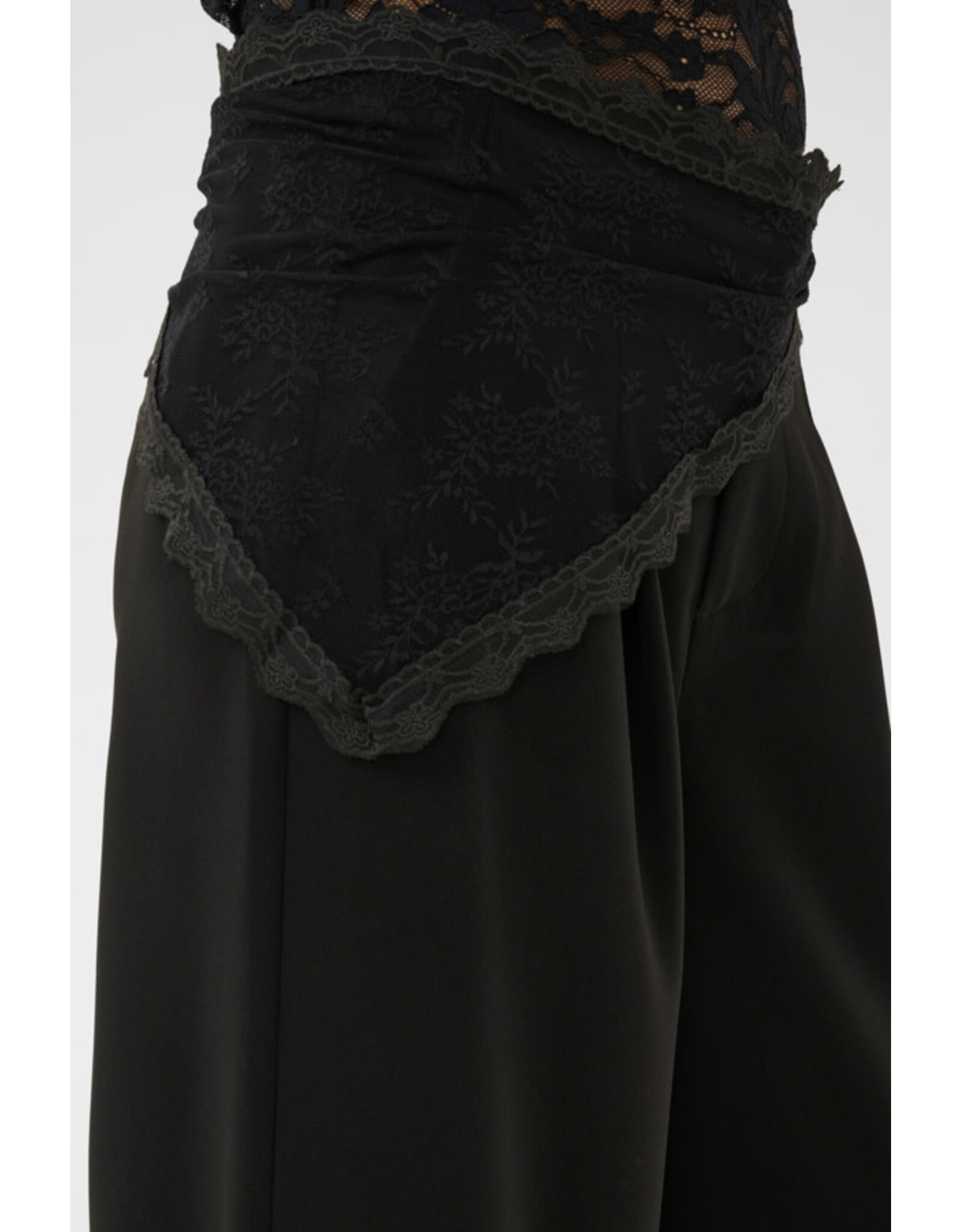 Cream Cream - Bine Lace Belt Pant (Pitch Black)