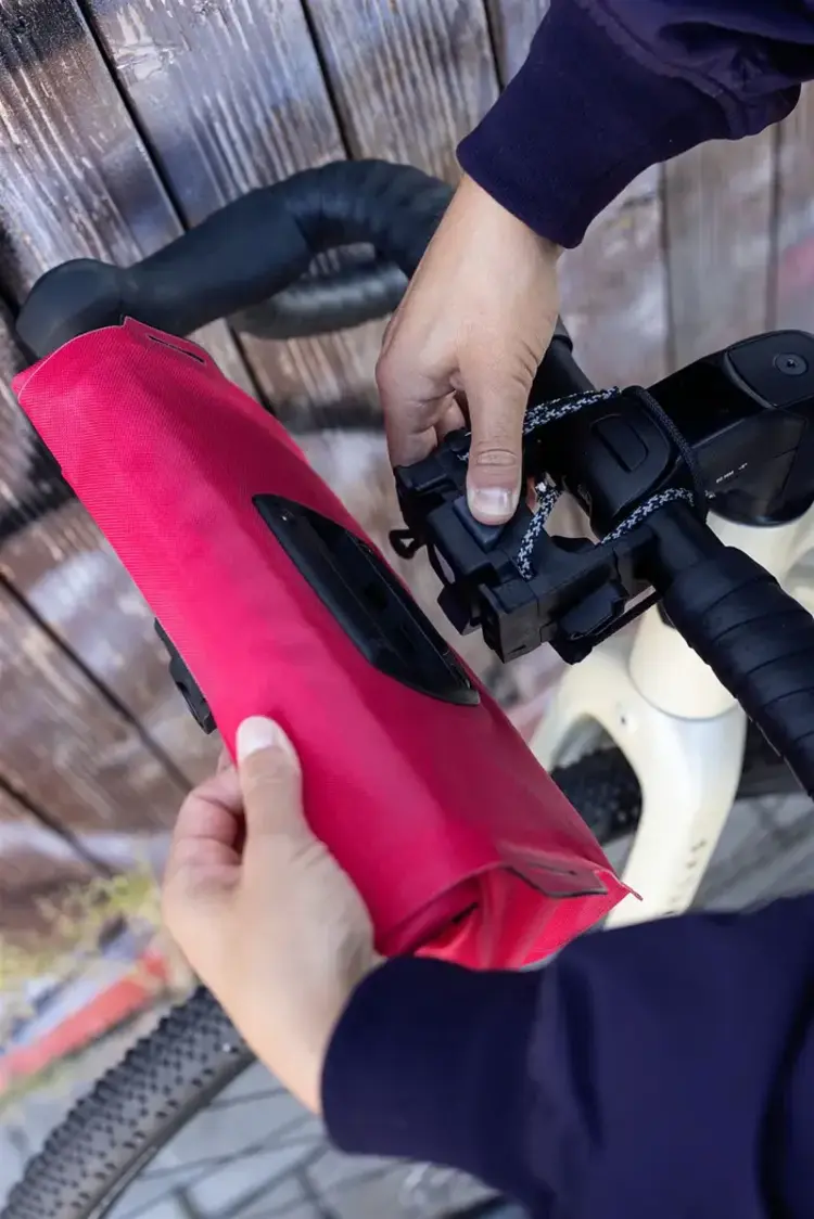 Ortlieb Ortlieb Bike Packing Velo-Sling Flex- Cyber Pink 2.5L