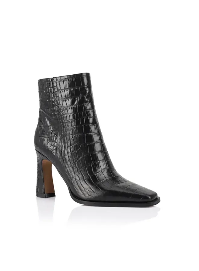 Lana Wilkinson- Sam/Black