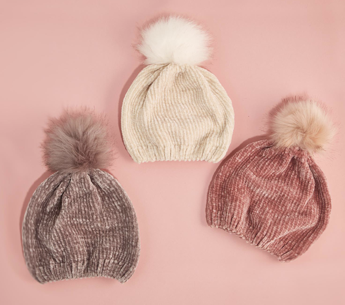 Sicilien kontrol historisk Two's Company Chenille Hat with Fur Pom Pom Pink - Judy At The Rink
