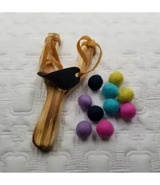 D & C Toys Wooden Slingshot with 10 Felt Balls